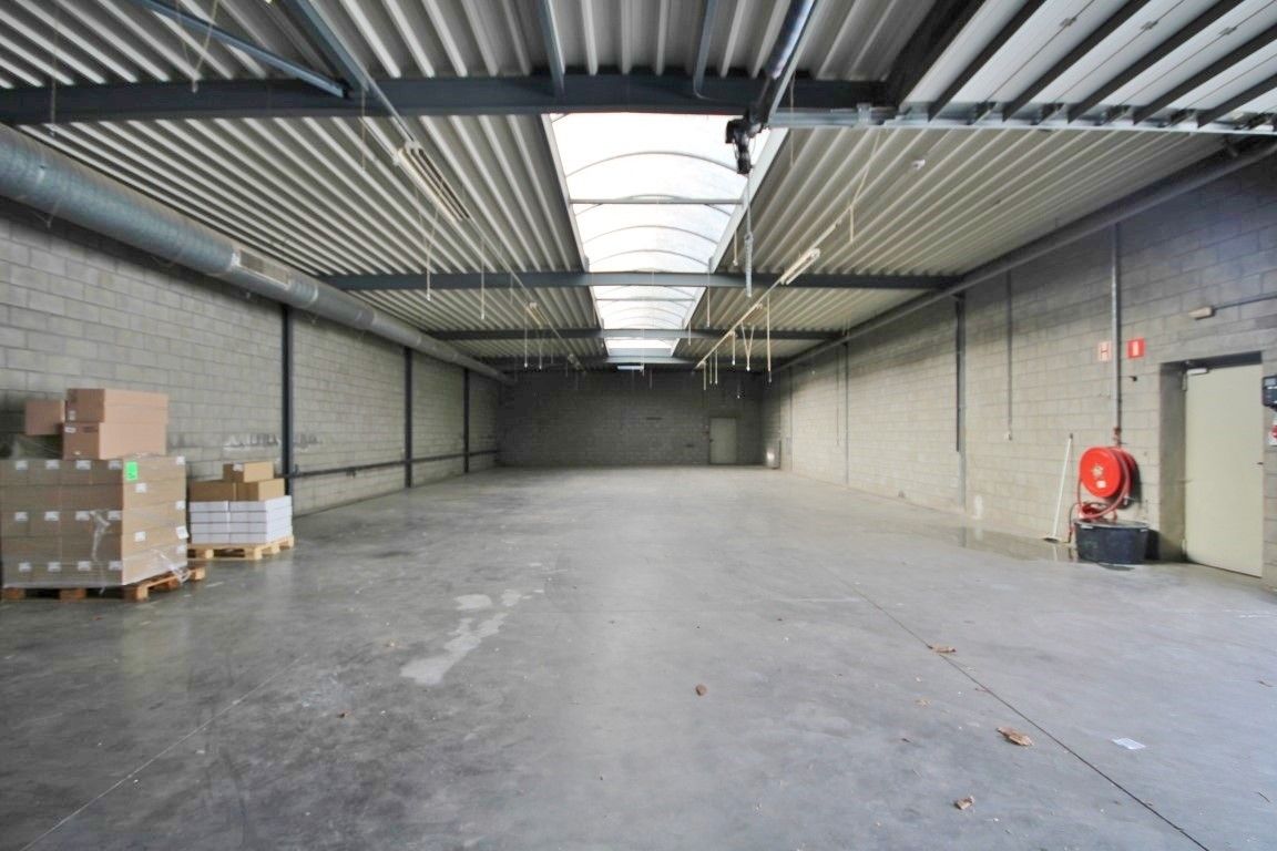 Instapklaar handelspand met magazijn op toplocatie in Sint-Truiden foto 18