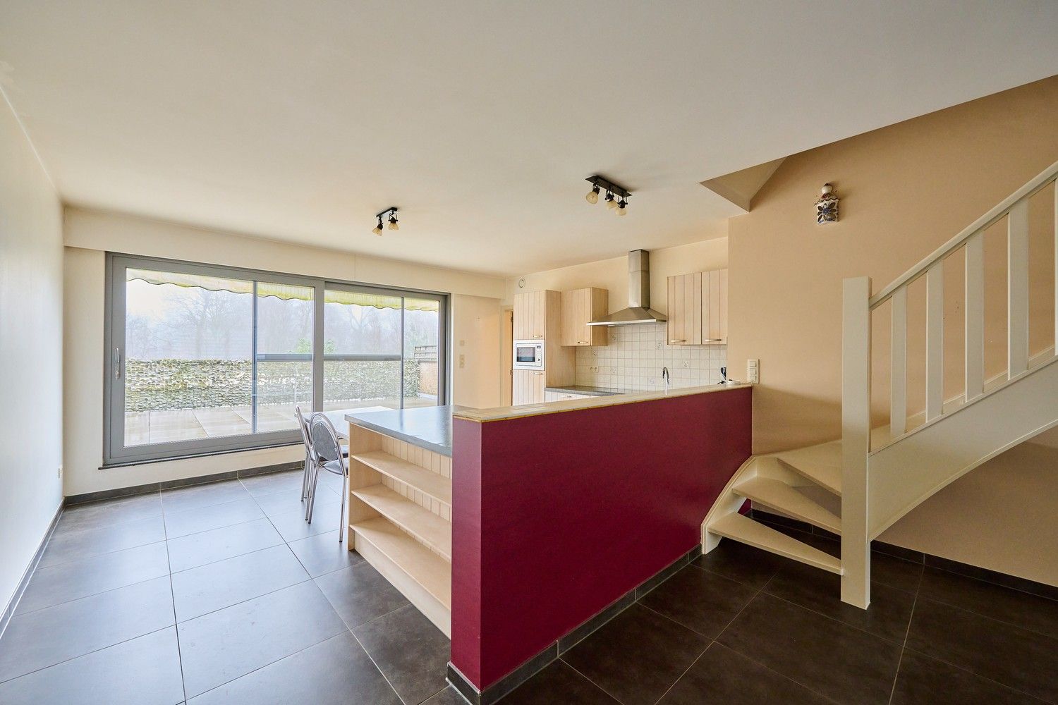 Gunstig gelegen heel ruim, fraai afgewerkte, handelsruimte met afzonderlijk toegankelijke woonstgelegenheid (triplex appartement) foto 16