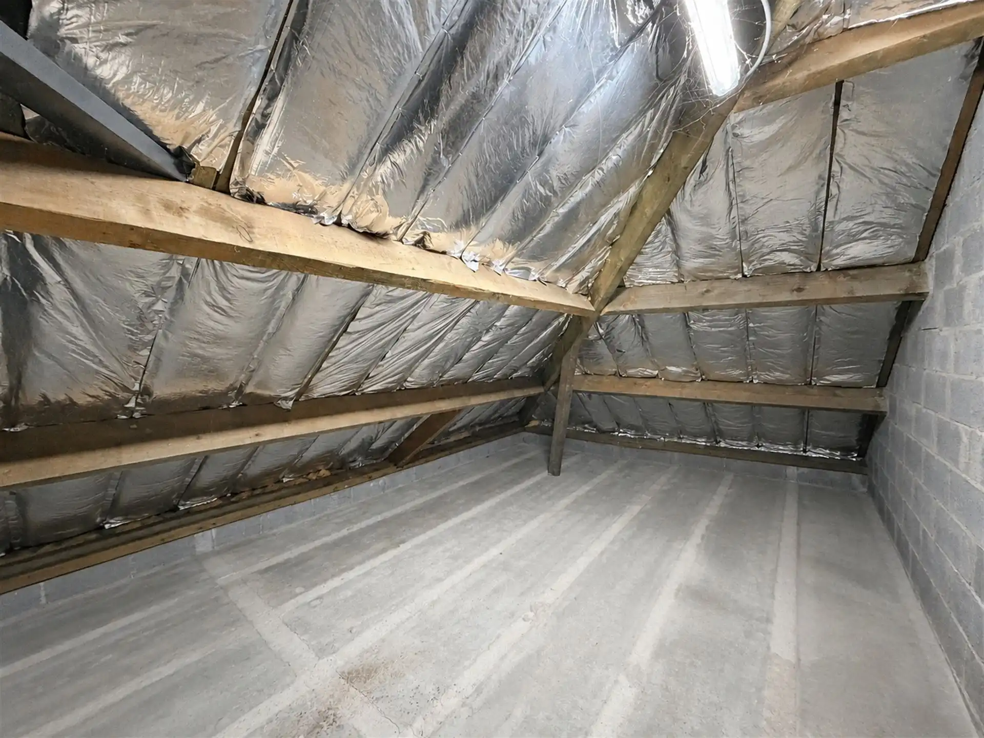 Verrassend ruime gezinswoning met 4 slaapkamers, kelder, zolder en een grote inpandige garage! foto 32