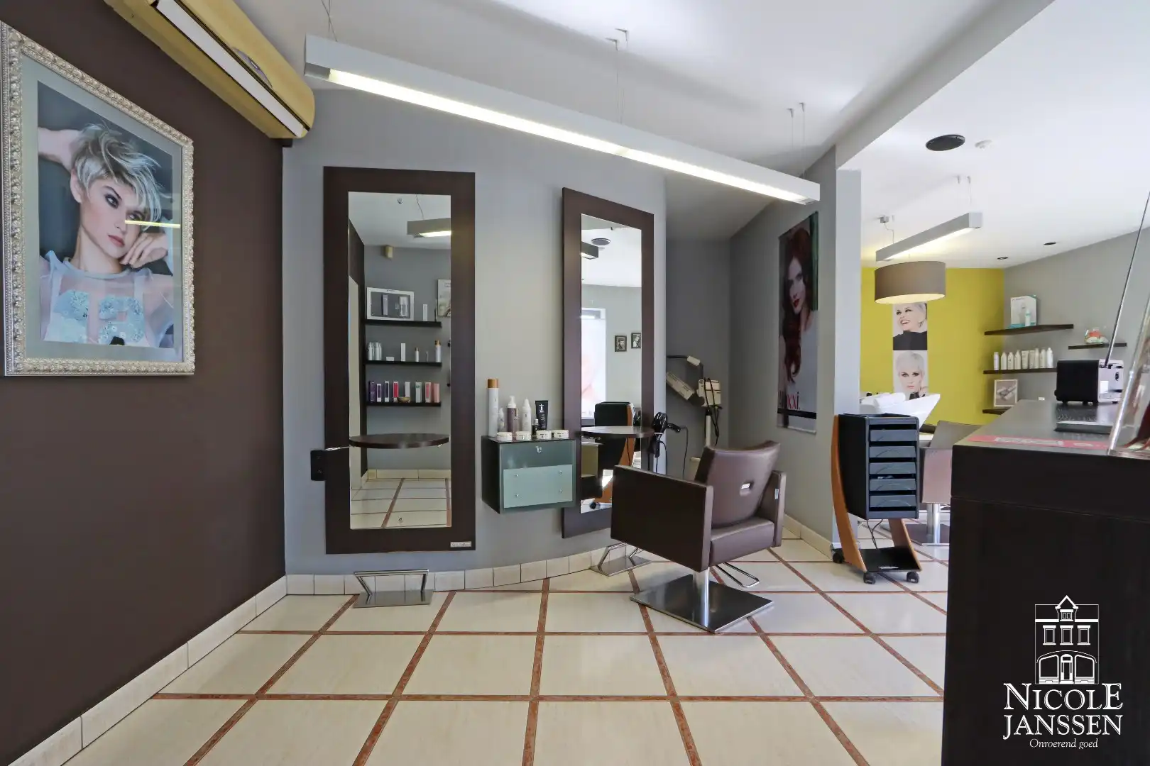 Instapklare woning met ruimte voor praktijk en mooie ingesloten tuin in Bree centrum foto 7