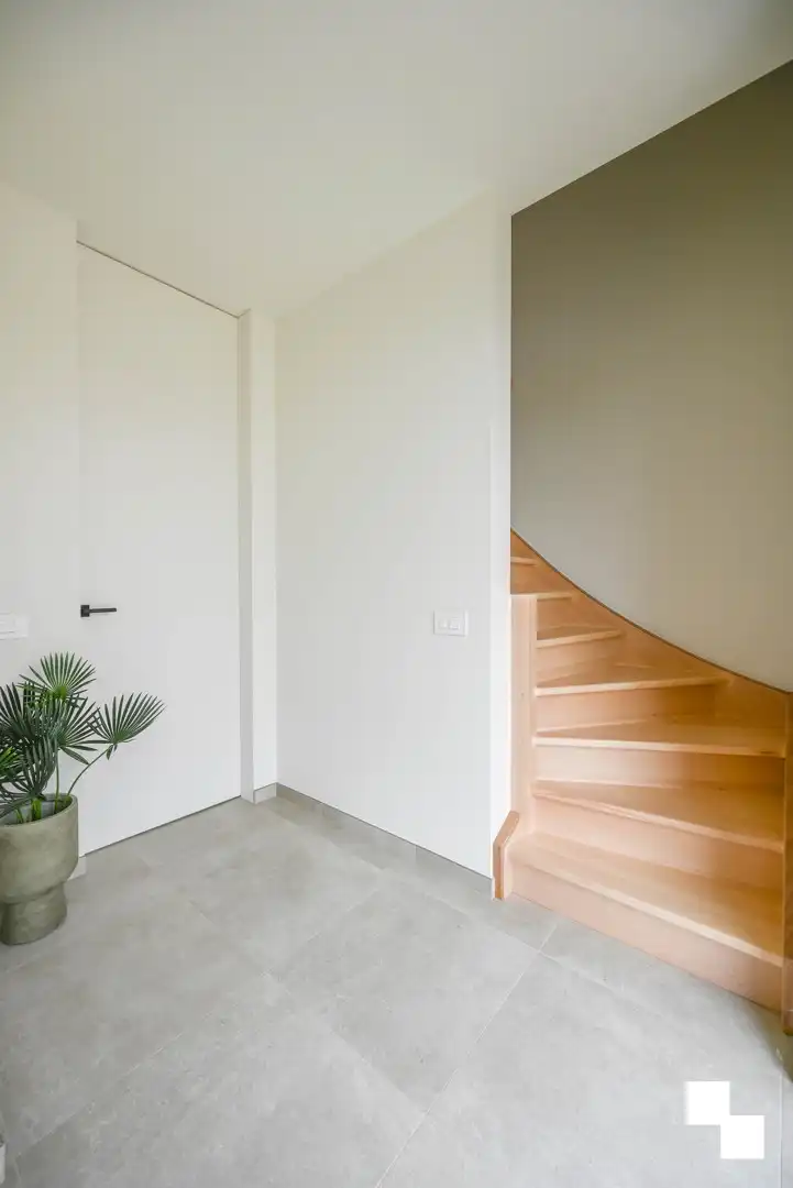 Hoogwaardig afgewerkte halfopen nieuwbouwwoning foto 3