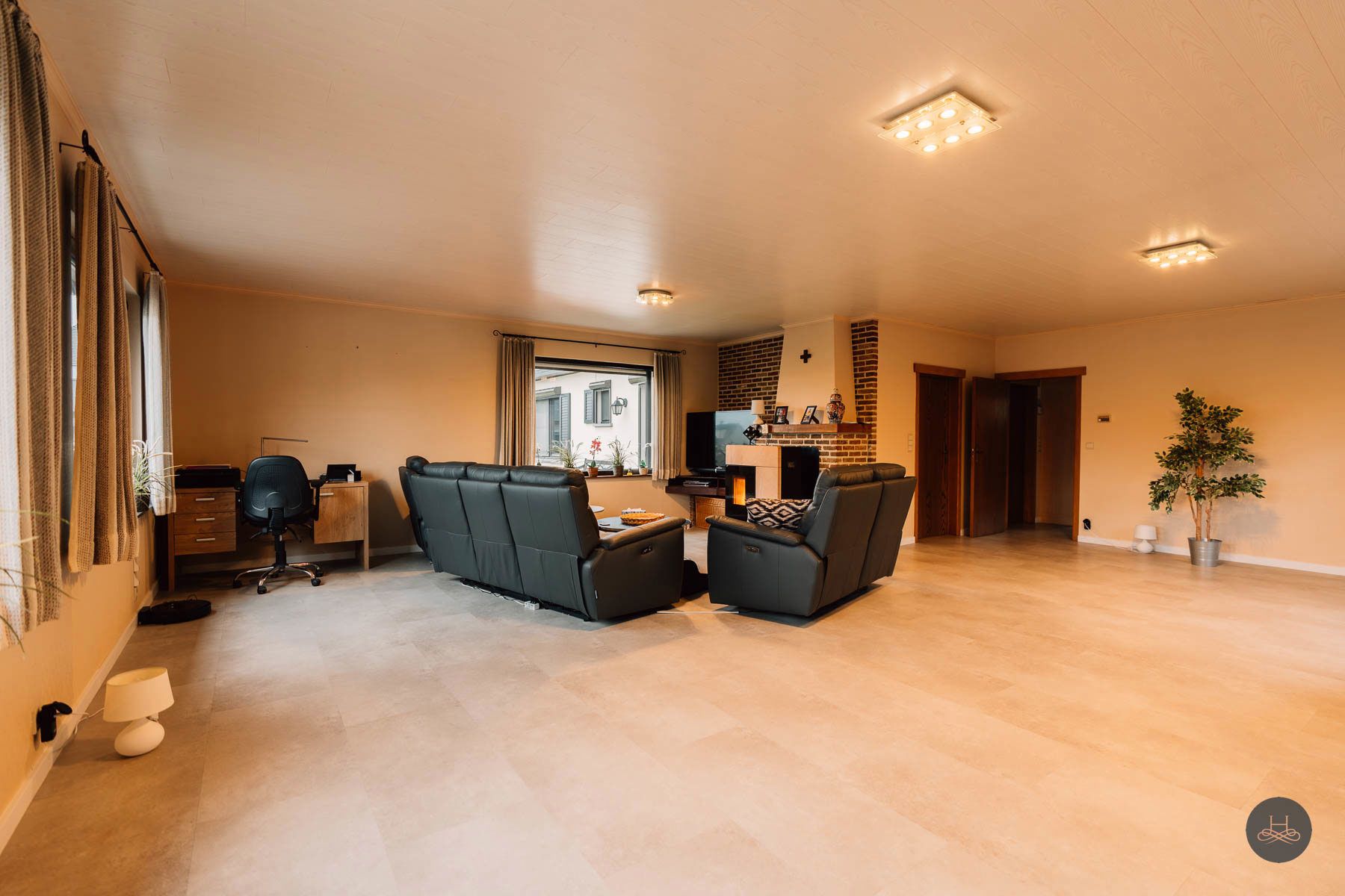 Ruime energiezuinige gezinswoning met veel parkeerplaatsen foto 3