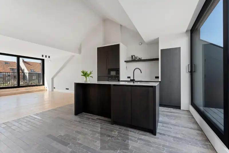 Instapklaar luxueus dakappartement van 106m² met autostaanplaats op toplocatie vlakbij het marktplein van Nieuwpoort. foto {{pictureIndex}}
