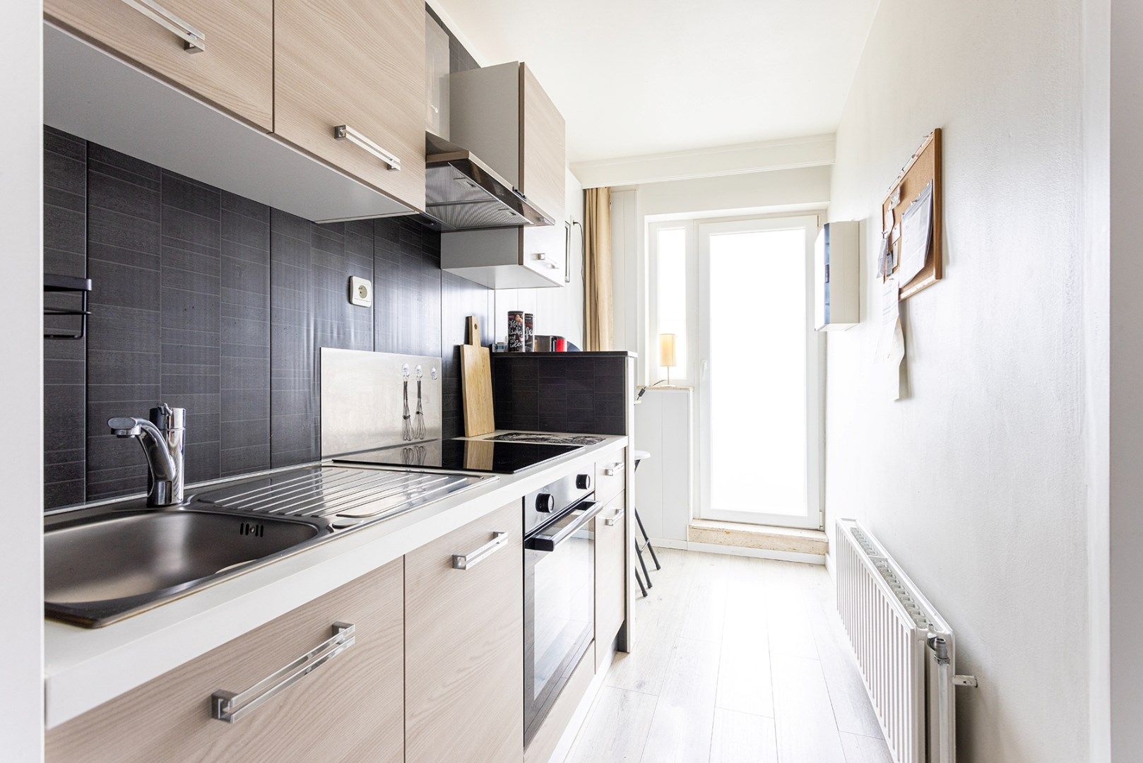 Gerenoveerd 2-slaapkamer appartement met garagebox en oprit! foto 7