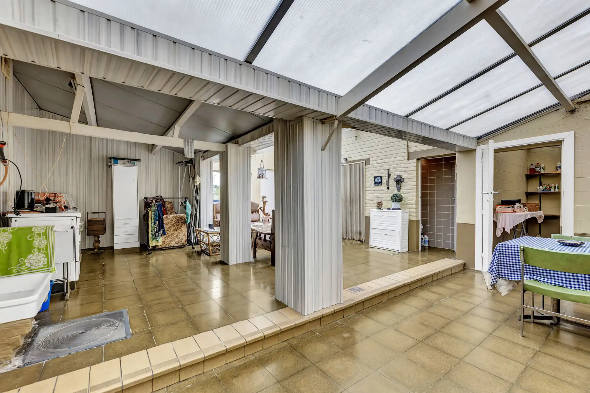 Te renoveren woning met extra entiteit en garage foto 9
