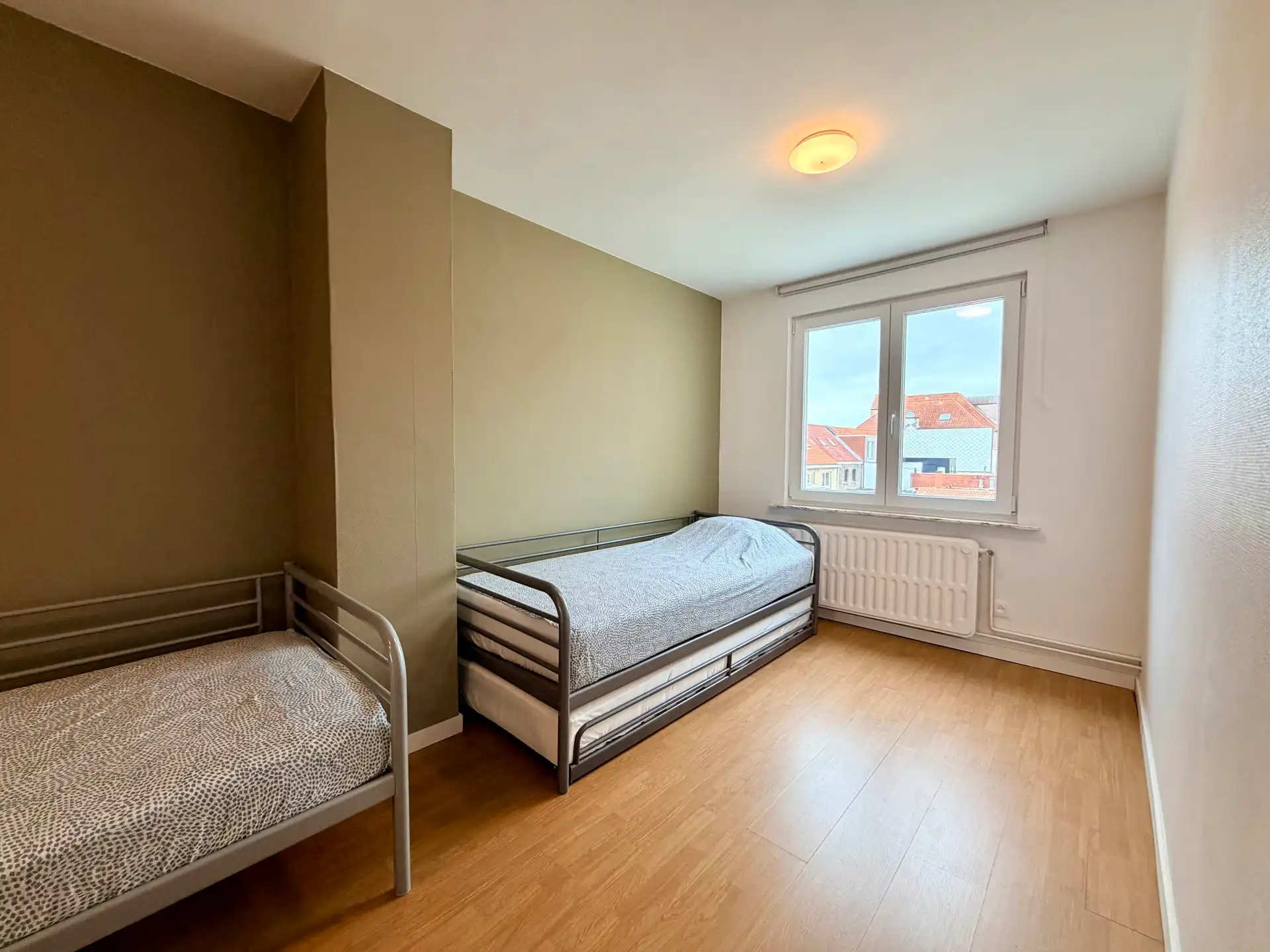 DE PANNE – Instapklare gerenoveerde woning met 4 slpk., grote garage, op wandelafstand van zee, bos en tram.  foto 26