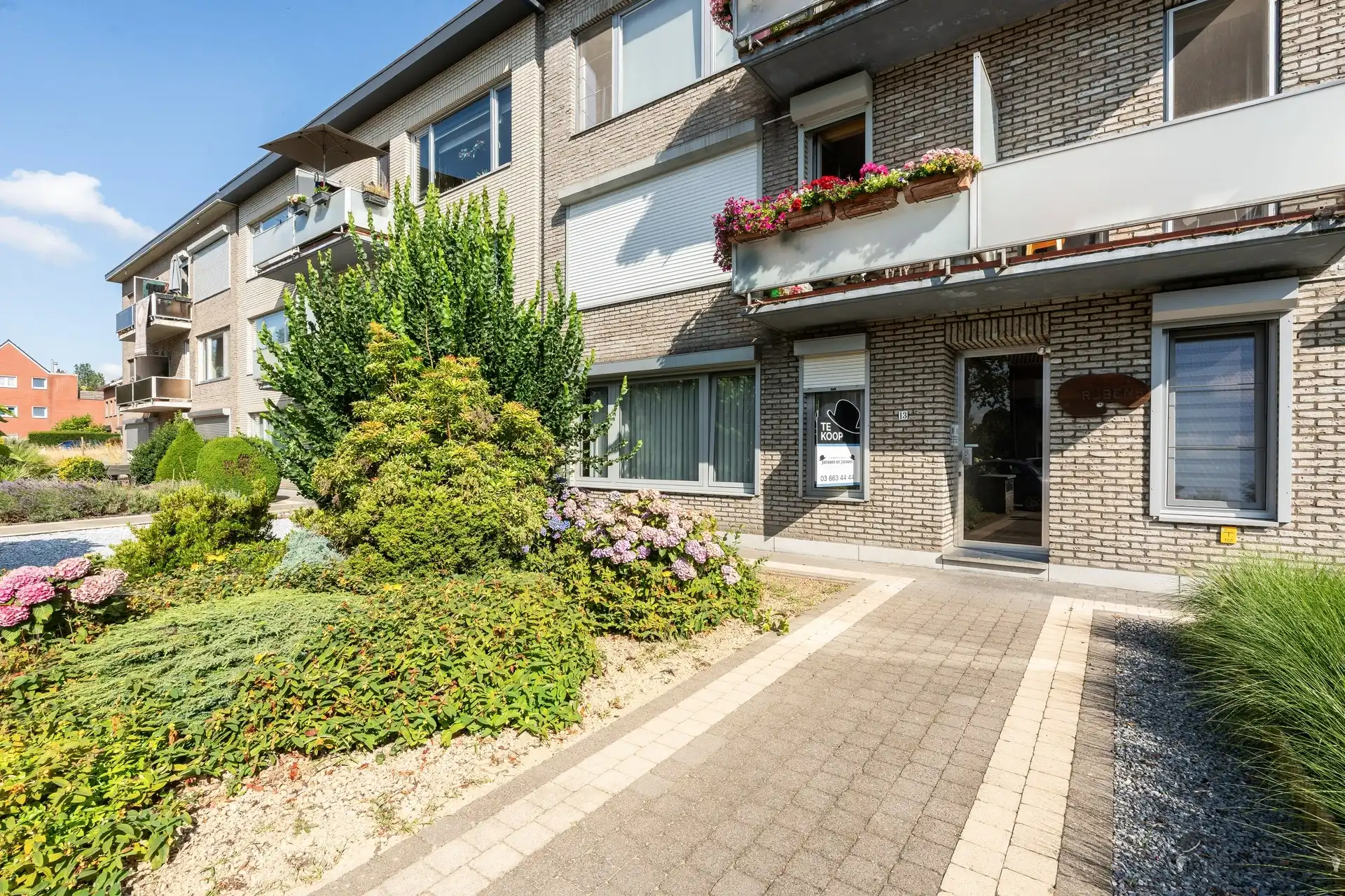 Op te frissen gelijkvloersappartement met 3 slpk's, tuin en garage foto 3
