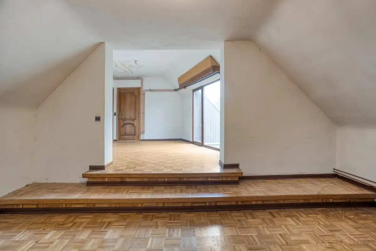 Te renoveren appartemtent met garage te koop! foto 22