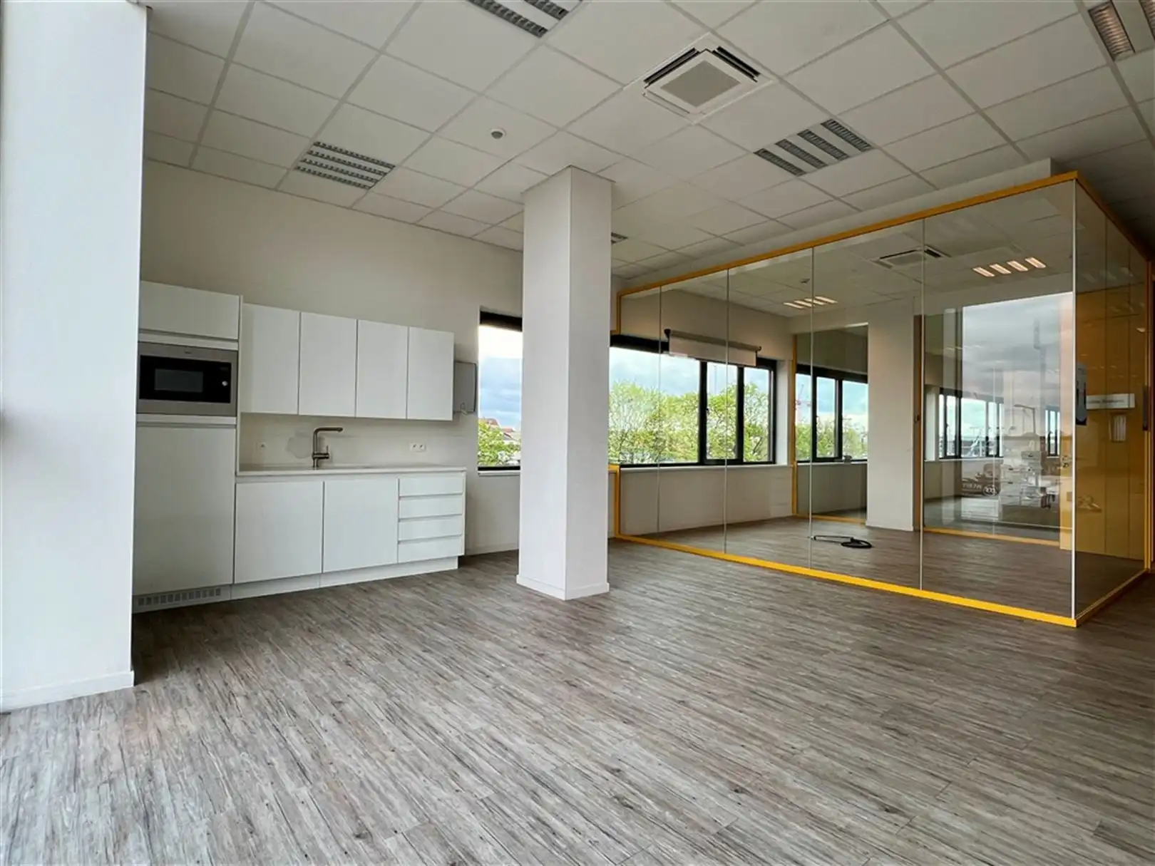 Afgewerkt kantoor aan de Gentse voorhaven foto 5