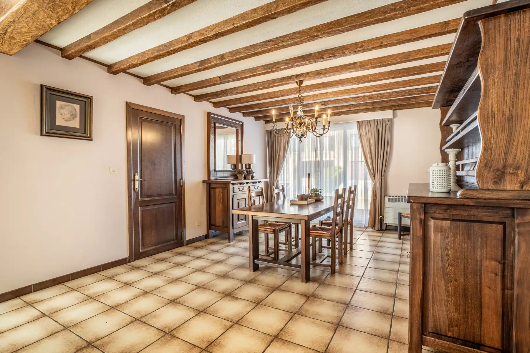 Halfopen woning met tuin, garage en oprit foto 3