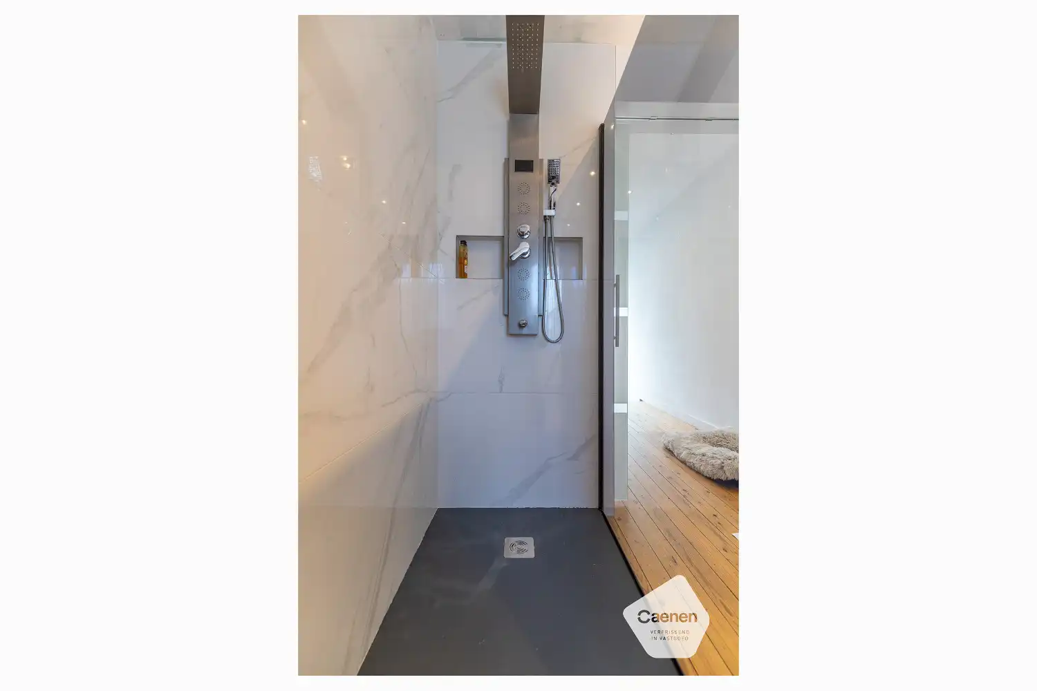 Ruime instapklare gezinswoning met groot bijgebouw foto 12