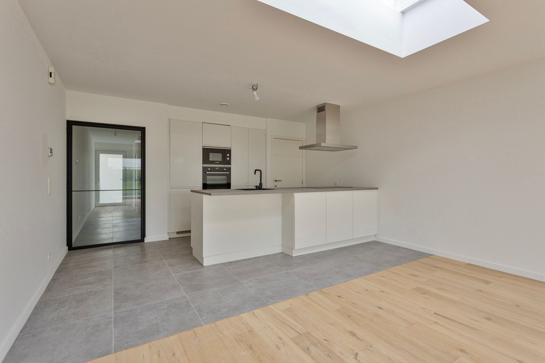 Ruime nieuwbouwwoning met 4 slaapkamers ! foto {{pictureIndex}}