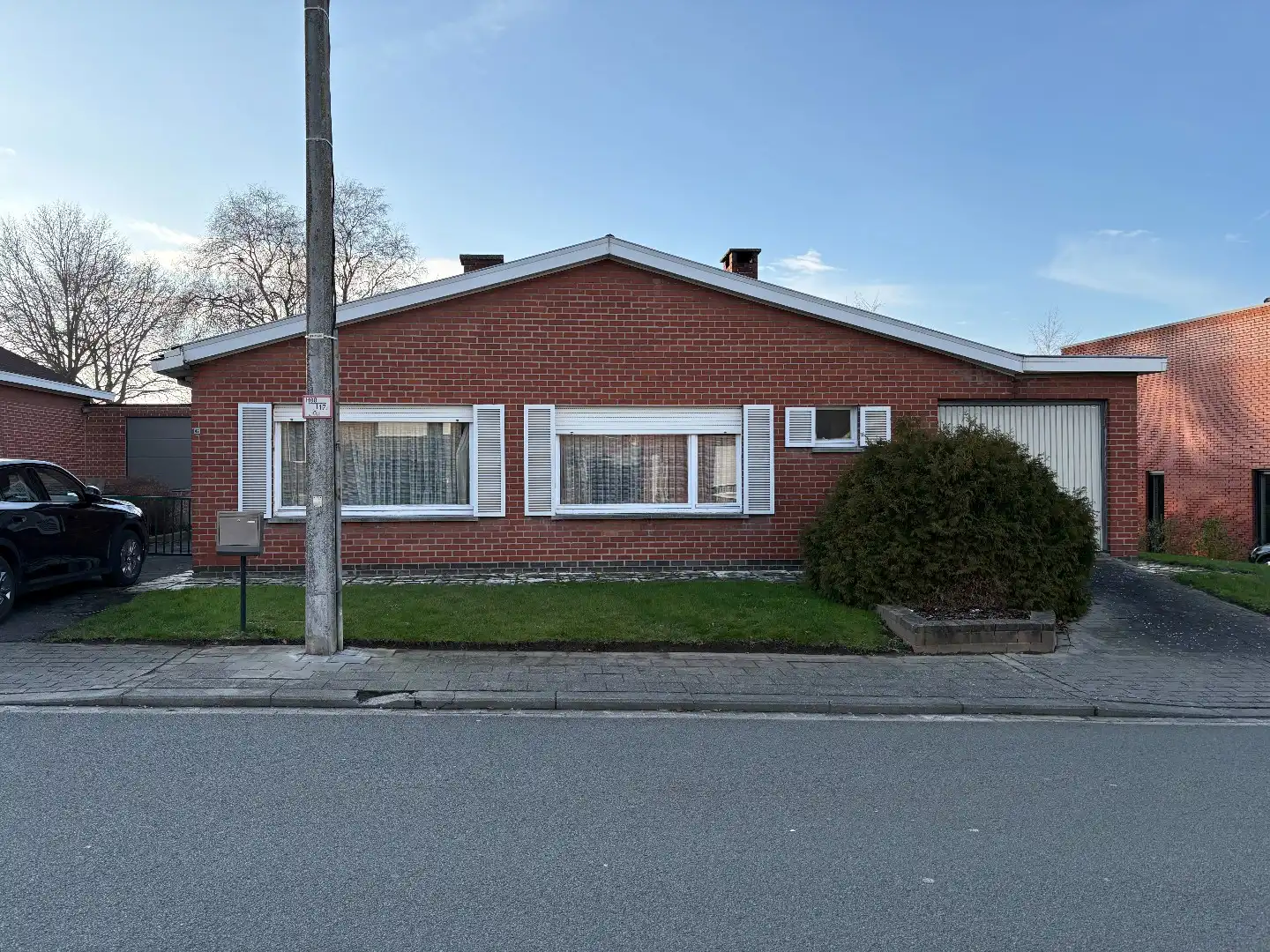 Hoofdfoto van de publicatie: Gelijkvloerse woning op 537 m² met oprit, garage en 5 kamers