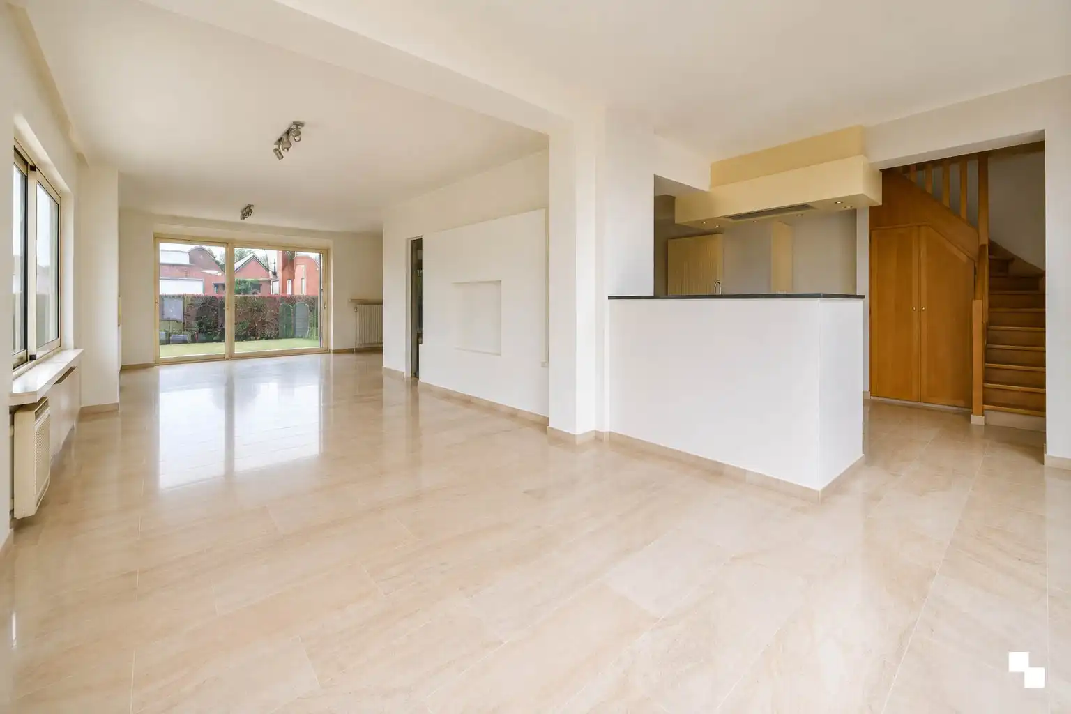 Woning met loods in Oostrozebeke foto 8