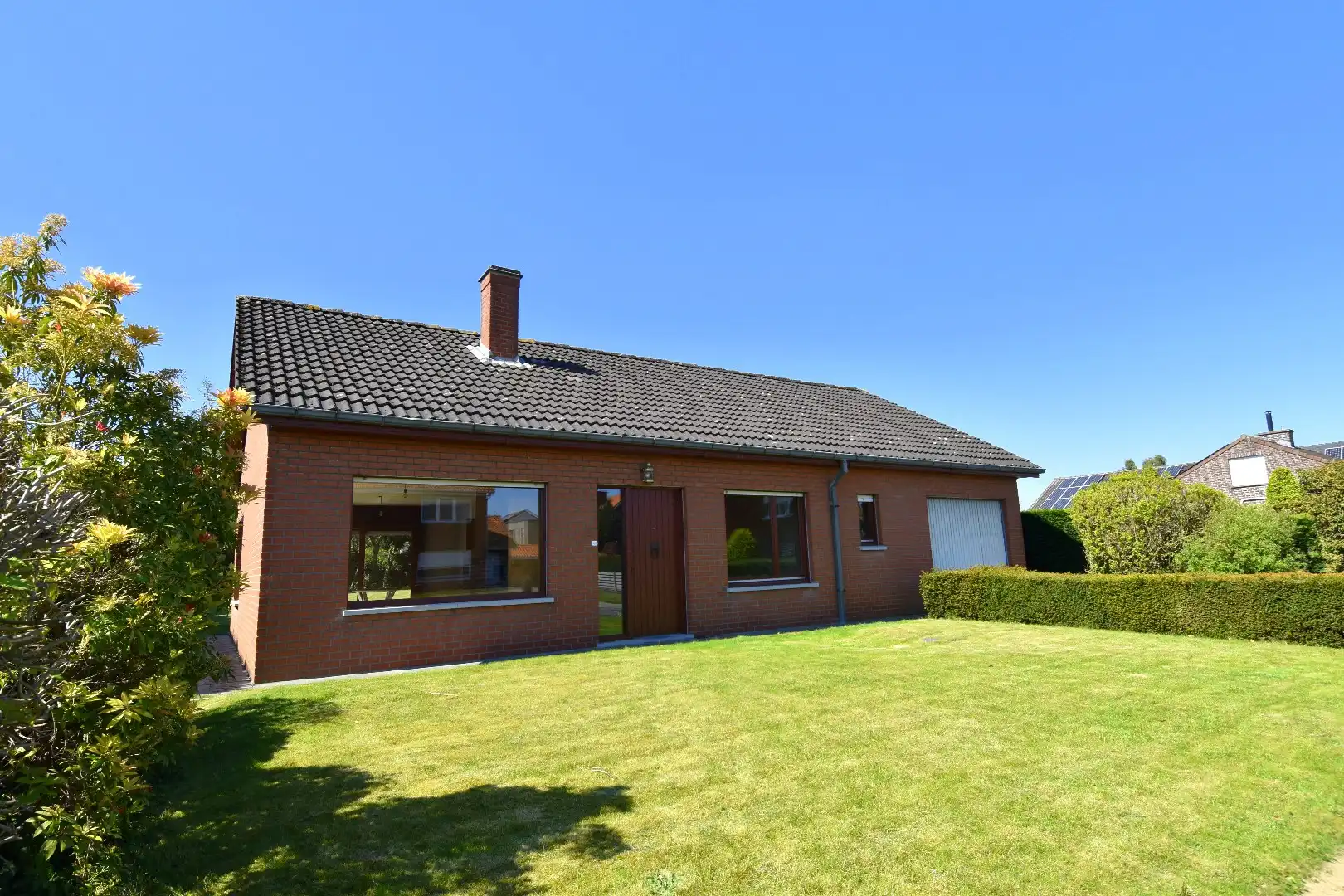 Hoofdfoto van de publicatie: Ruime alleenstaande woning met 2 slaapkamers (mogelijkheid tot meer!), garage en zonnige tuin te koop in Gullegem