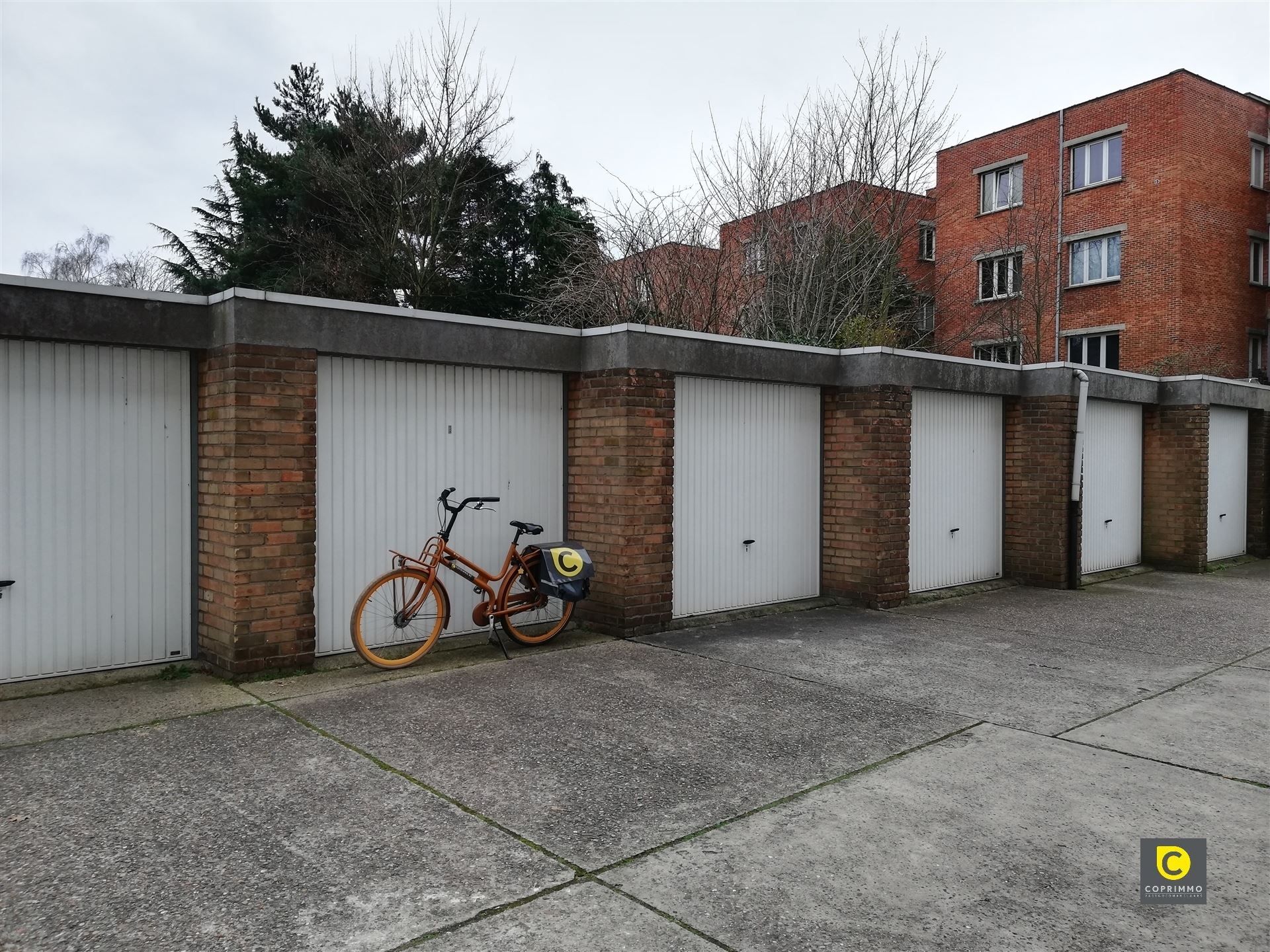 Bovengrondse garagebox met elektrische poort op zeer centrale locatie foto 4
