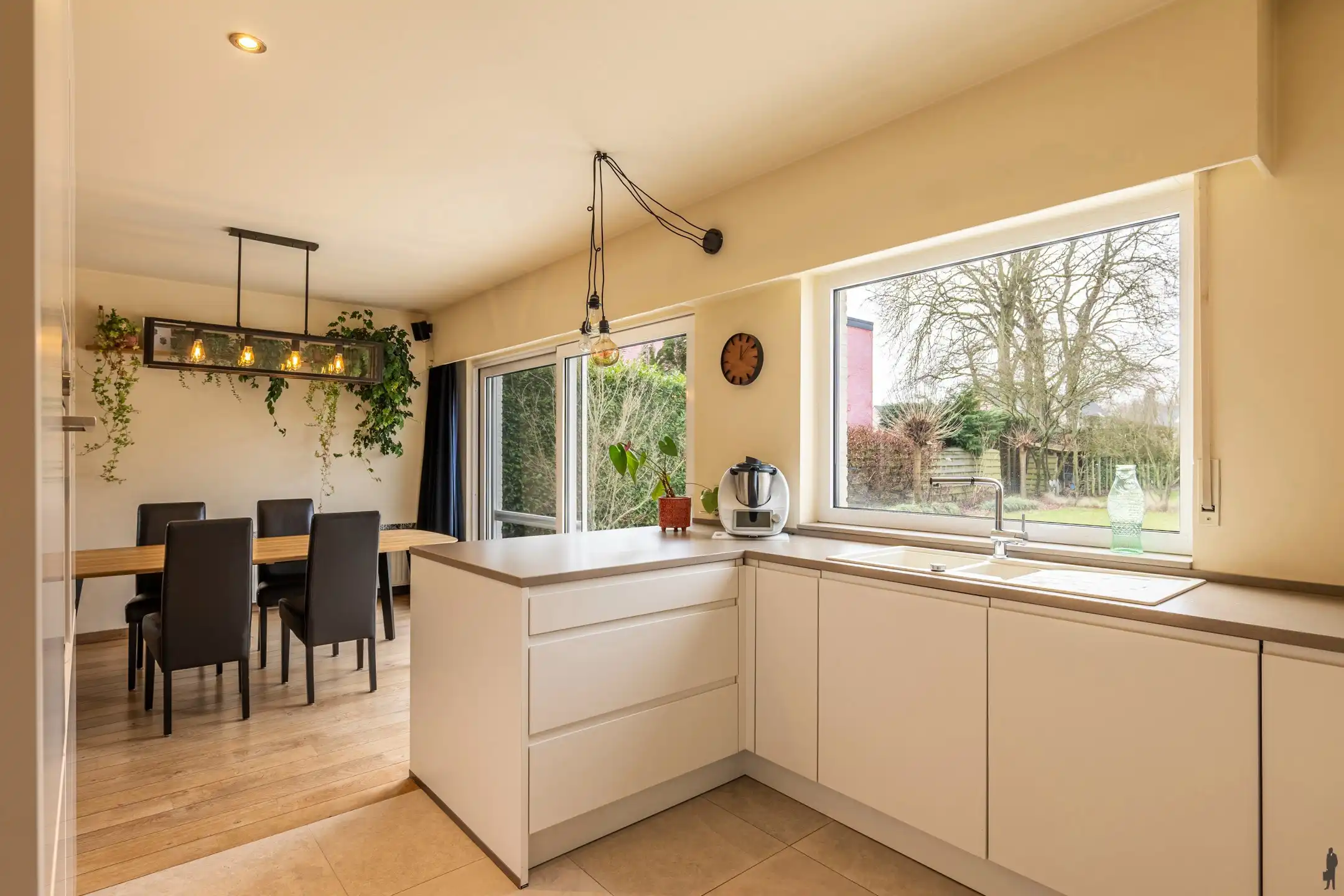 Ruime villa in rustige straat met prachtige zuid-west tuin foto 13