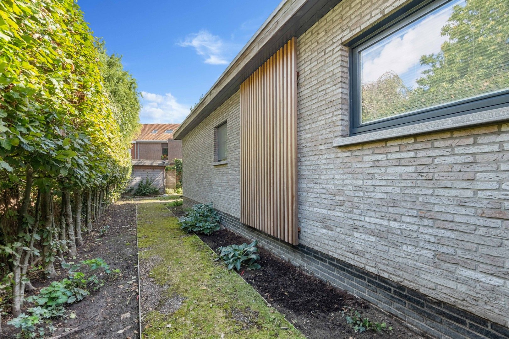Instapklare bungalowvilla met zwembad en tijdloze architectuur. foto 23
