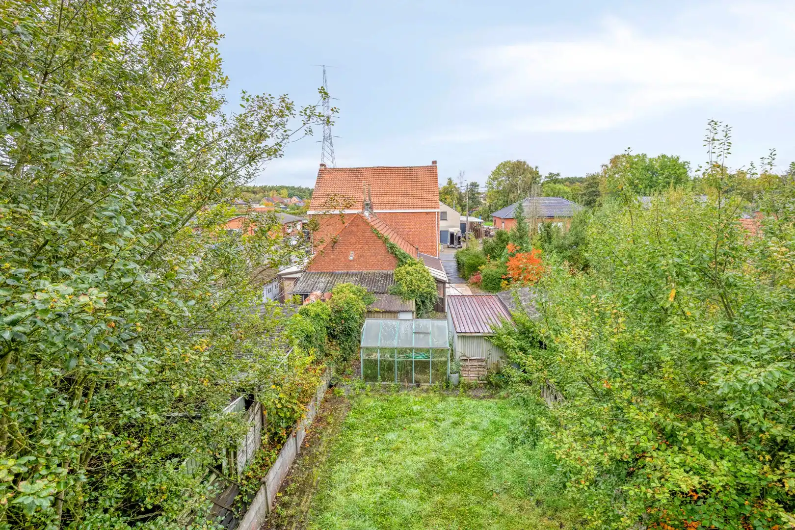 Rustig gelegen te renoveren woning op een mooi perceel van 13 are. foto 31