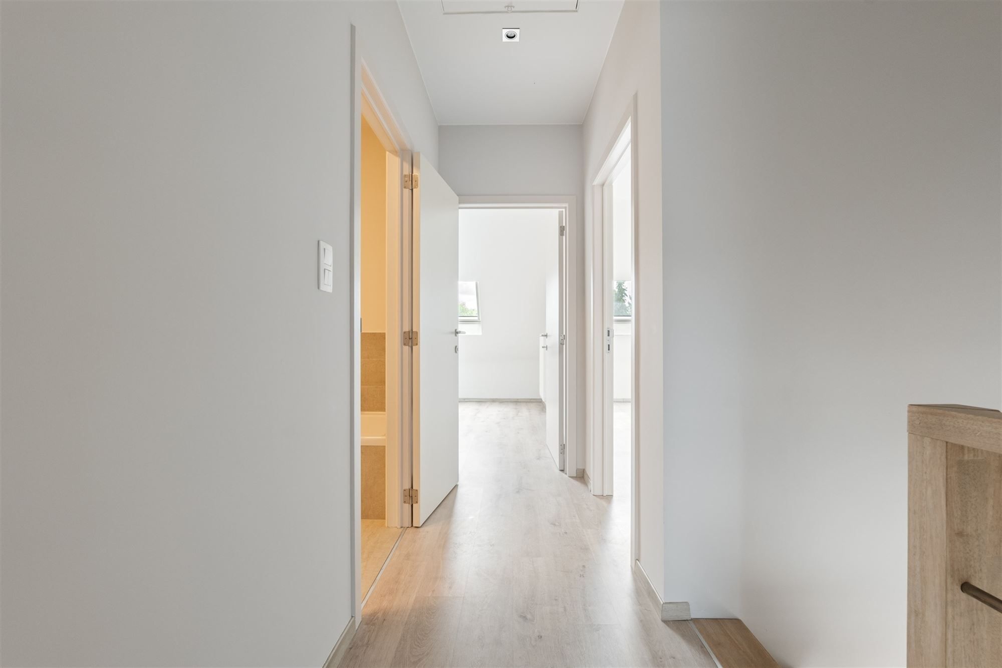 KNAP APPARTEMENT MET 3 SLKS EN STAANPLAATS IN LANDEN  foto 23