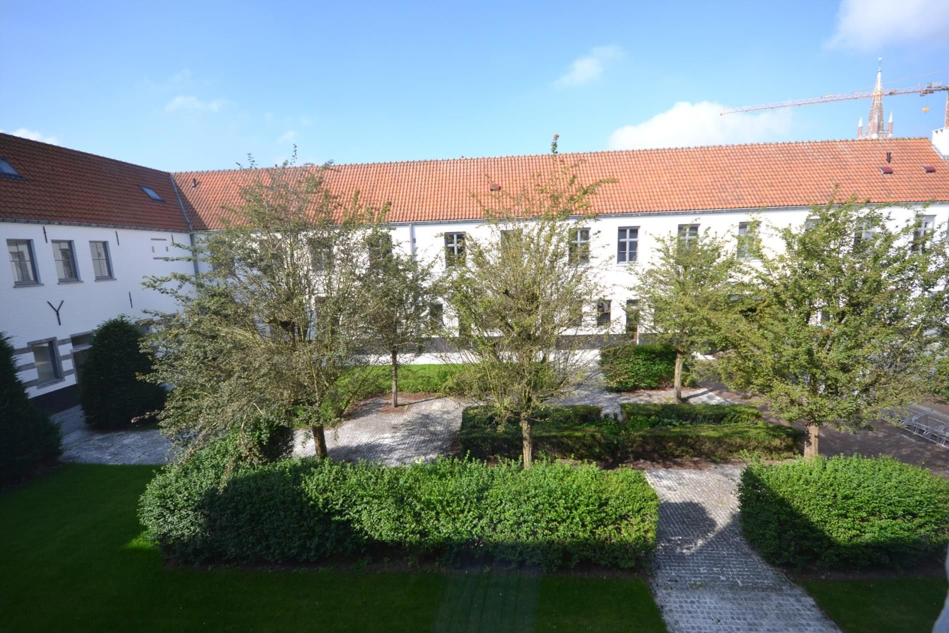 Hoofdfoto van de publicatie: Studeren in een moderne studio, omringd door een oase van rust, midden in het hart van Brugge.