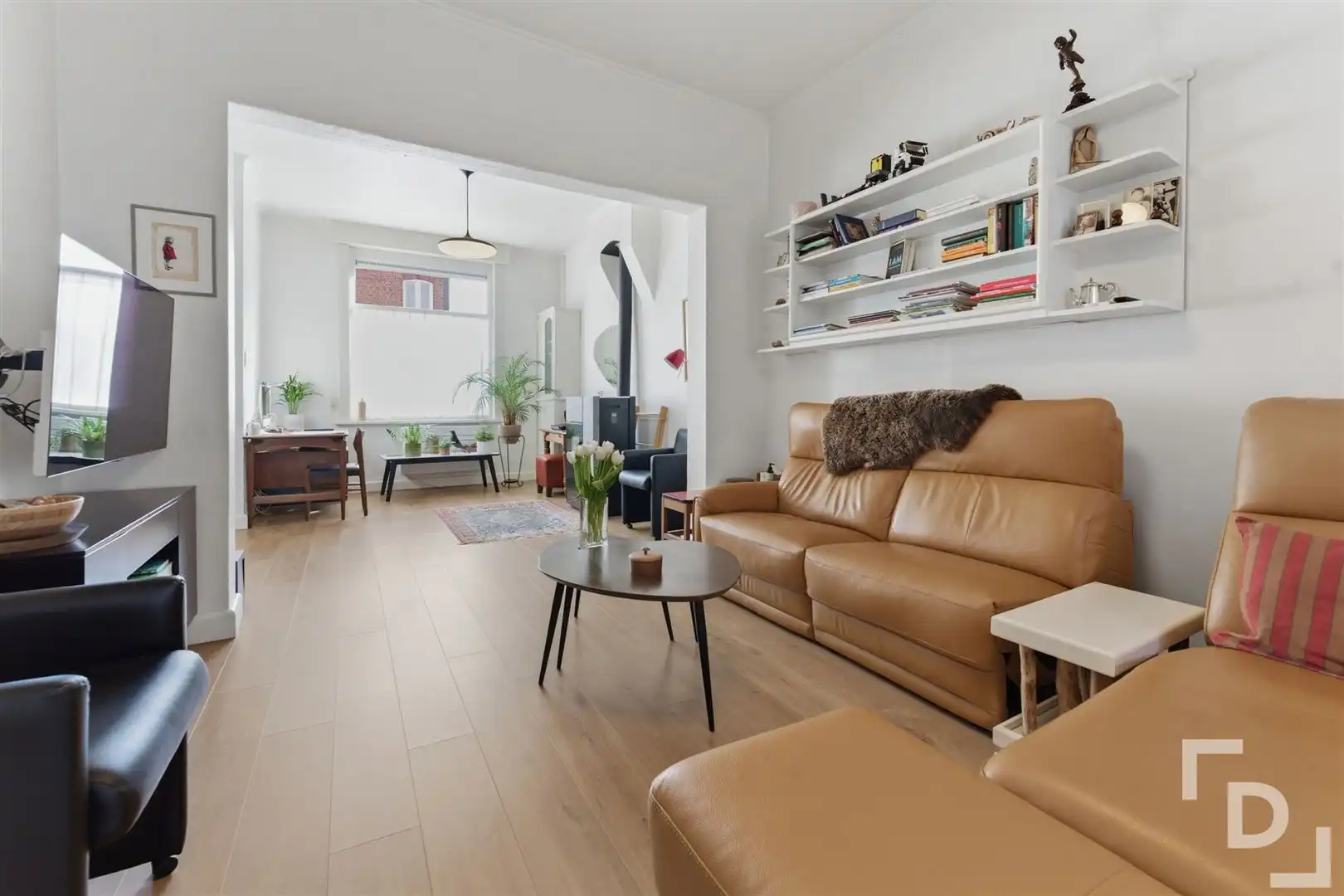 Ruime en energetische woning met uitweg en lostaande garage te koop in centrum Ieper. foto 2