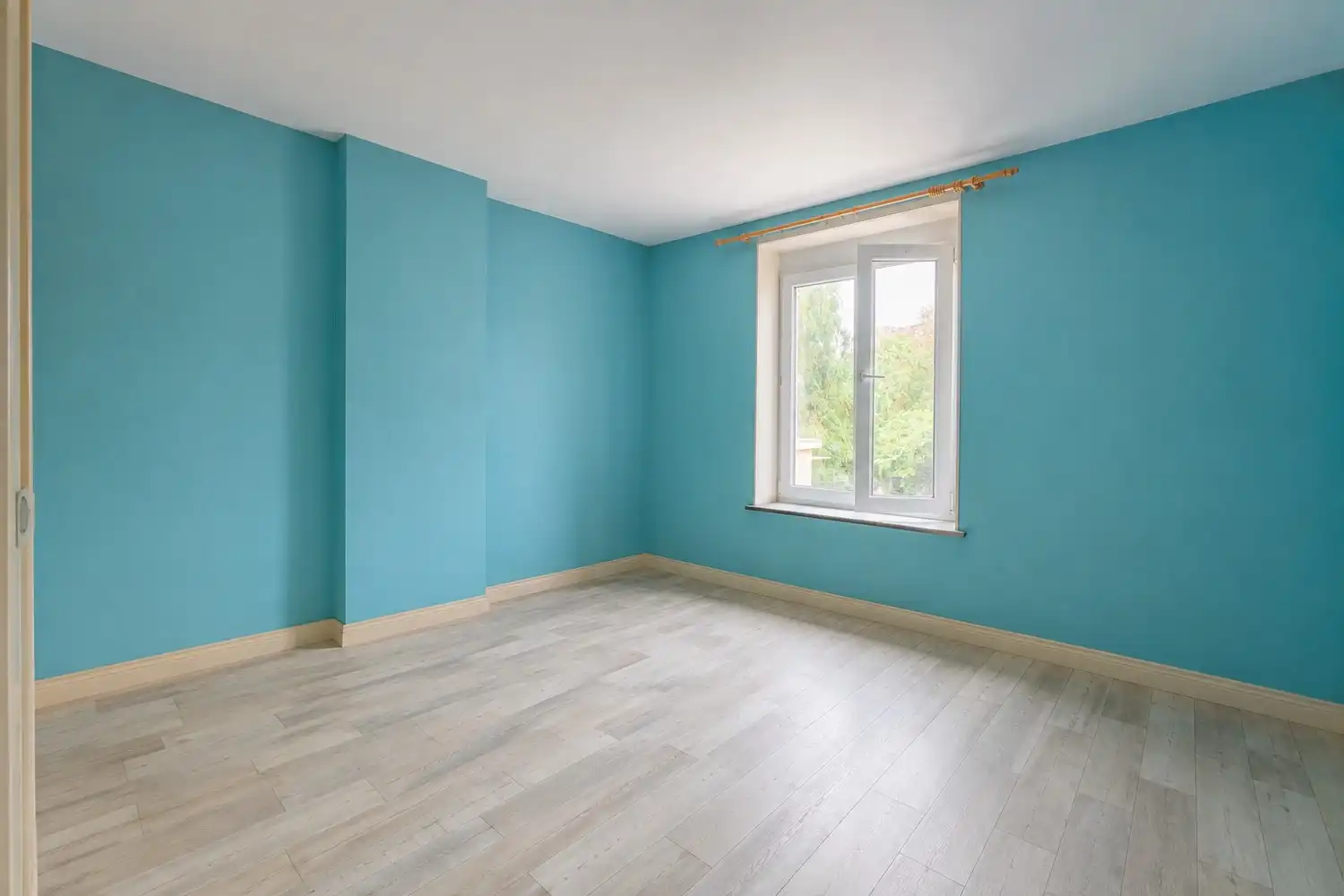 Halfopen woning met 5 slaapkamers, zijwaartse diepe oprit met garage en ruime tuin op 385 m² te Gullegem foto 10