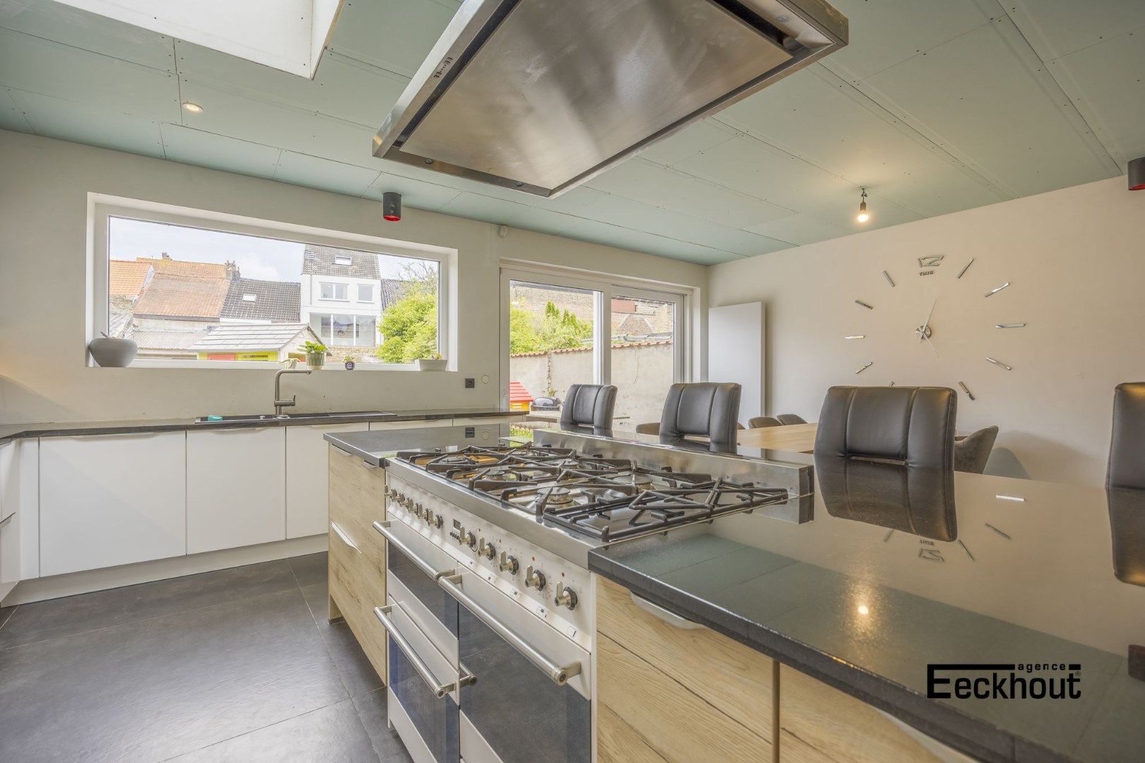 Grondig gerenoveerde woning met tuin, terras, garage en 4 slaapkamers te Oostende! foto 7