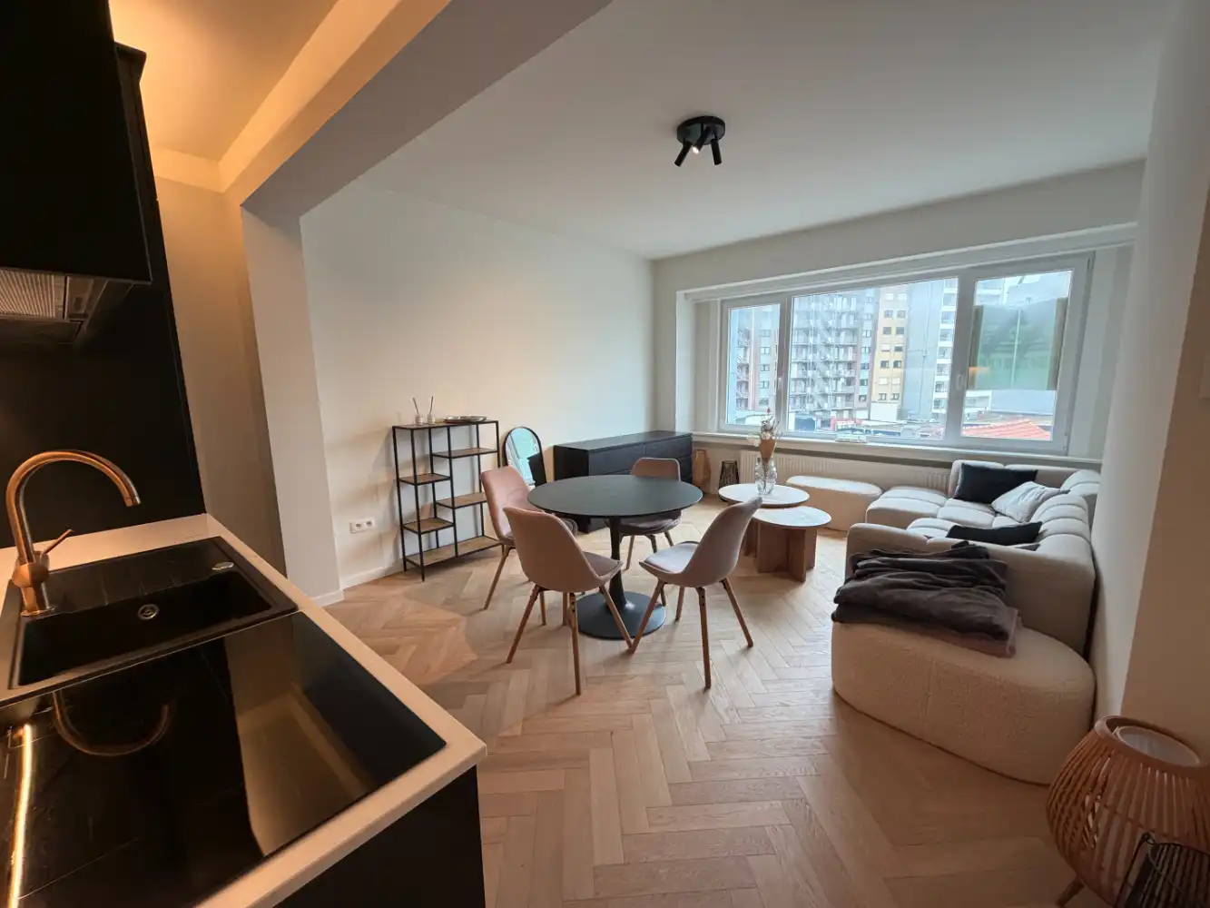 Volledig gerenoveerd appartement met twee slaapkamers. Dit instapklaar appartement wordt gemeubeld verhuurd. foto 2