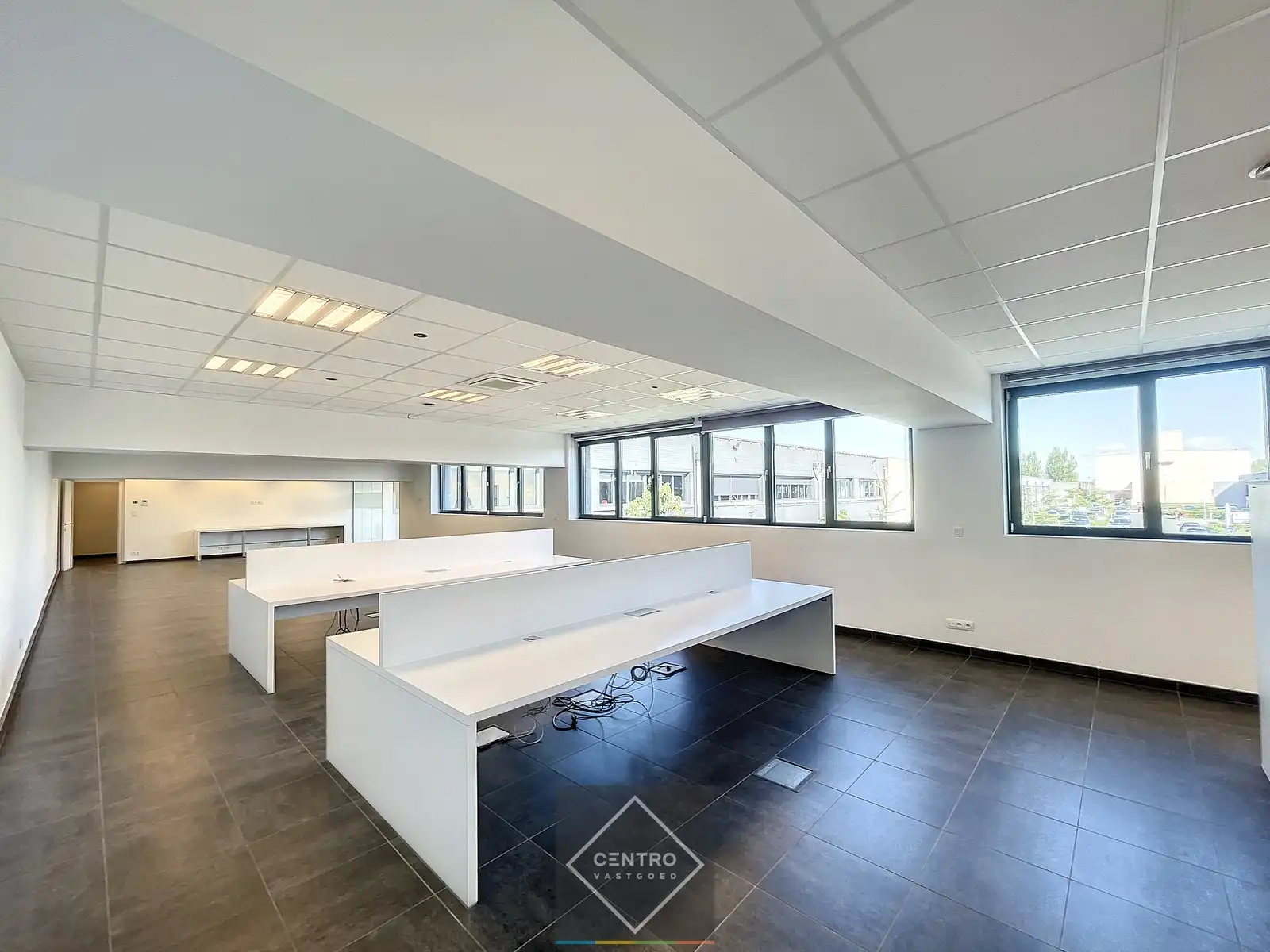 Instapklaar BEDRIJFSGEBOUW bestaande uit MAGAZIJNEN (2.400m²) met 2 laadkaden, 2 sectionaalpoorten en instapklare KANTOREN op industriezone "Herdersbrug" te Brugge foto 7