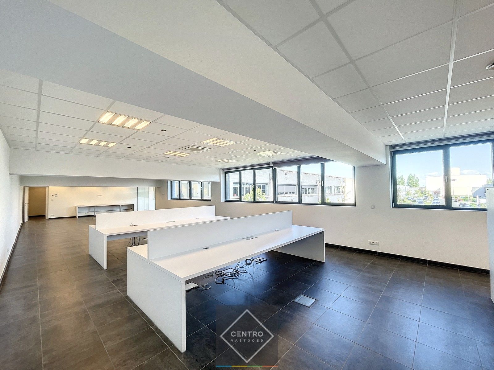 Instapklaar BEDRIJFSGEBOUW bestaande uit MAGAZIJNEN (2.400m²) met 2 laadkaden, 2 sectionaalpoorten en instapklare KANTOREN op industriezone "Herdersbrug" te Brugge foto 7