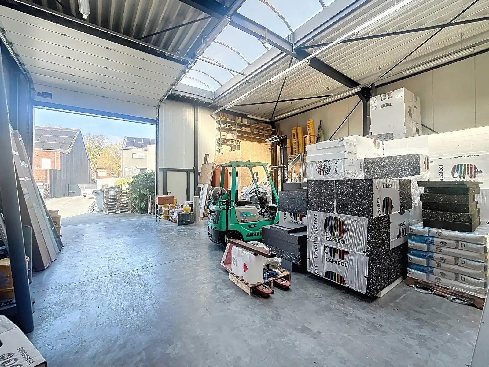 Centraal gelegen, Bouwgrond + Magazijn (144 m²) ! foto 2