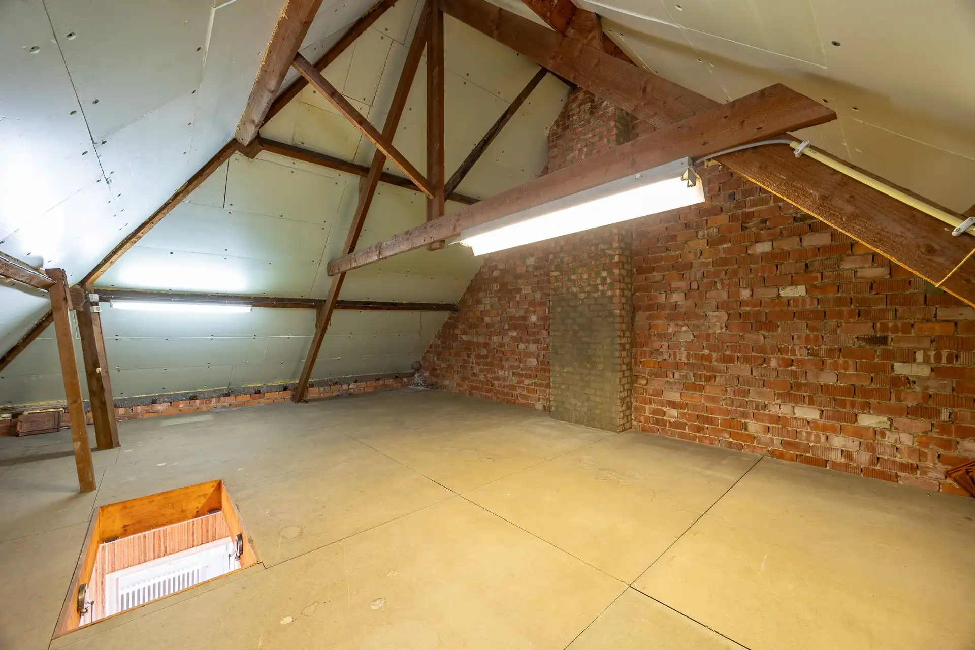 Ruime halfopen bebouwing met garage en zonnige tuin foto 23