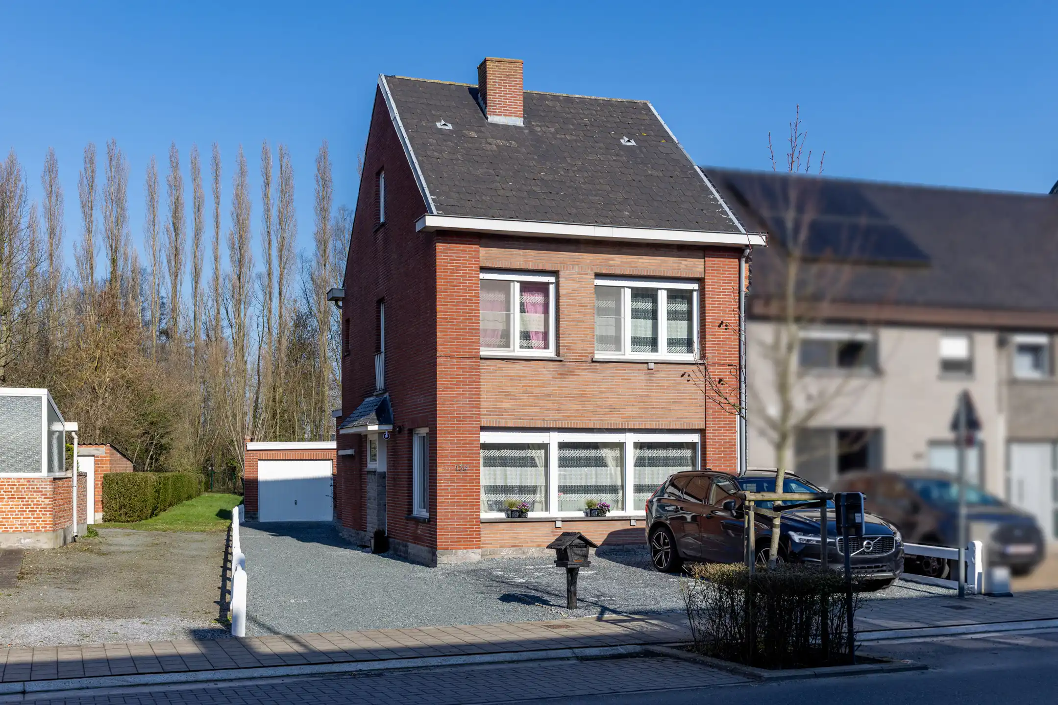 Half-open bebouwing met garage foto {{pictureIndex}}