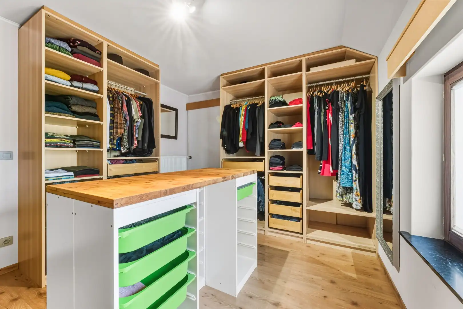 Charmante woning met o.a. 5 kamers en bureau foto 15