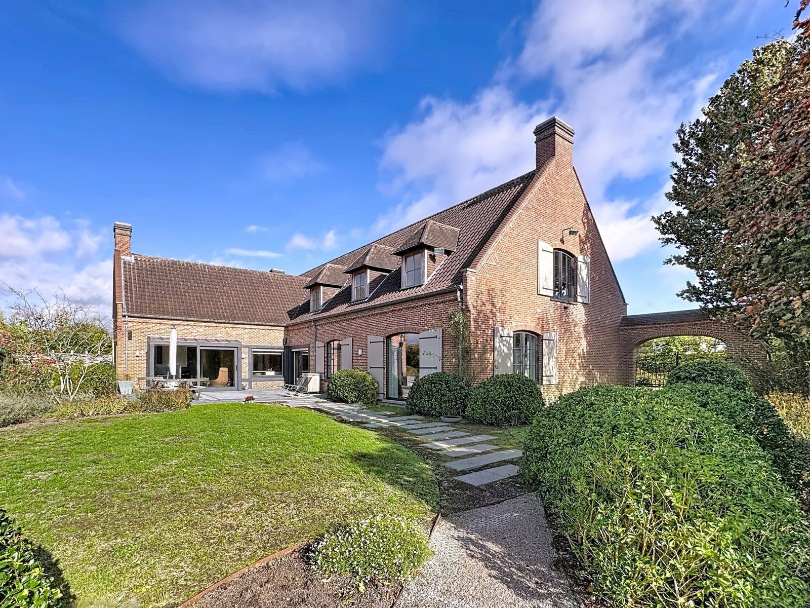 Instapklaar, luxueus afgewerkte VILLA (5 slpkms, dubbele garage, ...) met BIJGEBOUWEN (stallingen en bergplaats) te Ingelmunster. Grondopp.: 2.814m2 foto 22