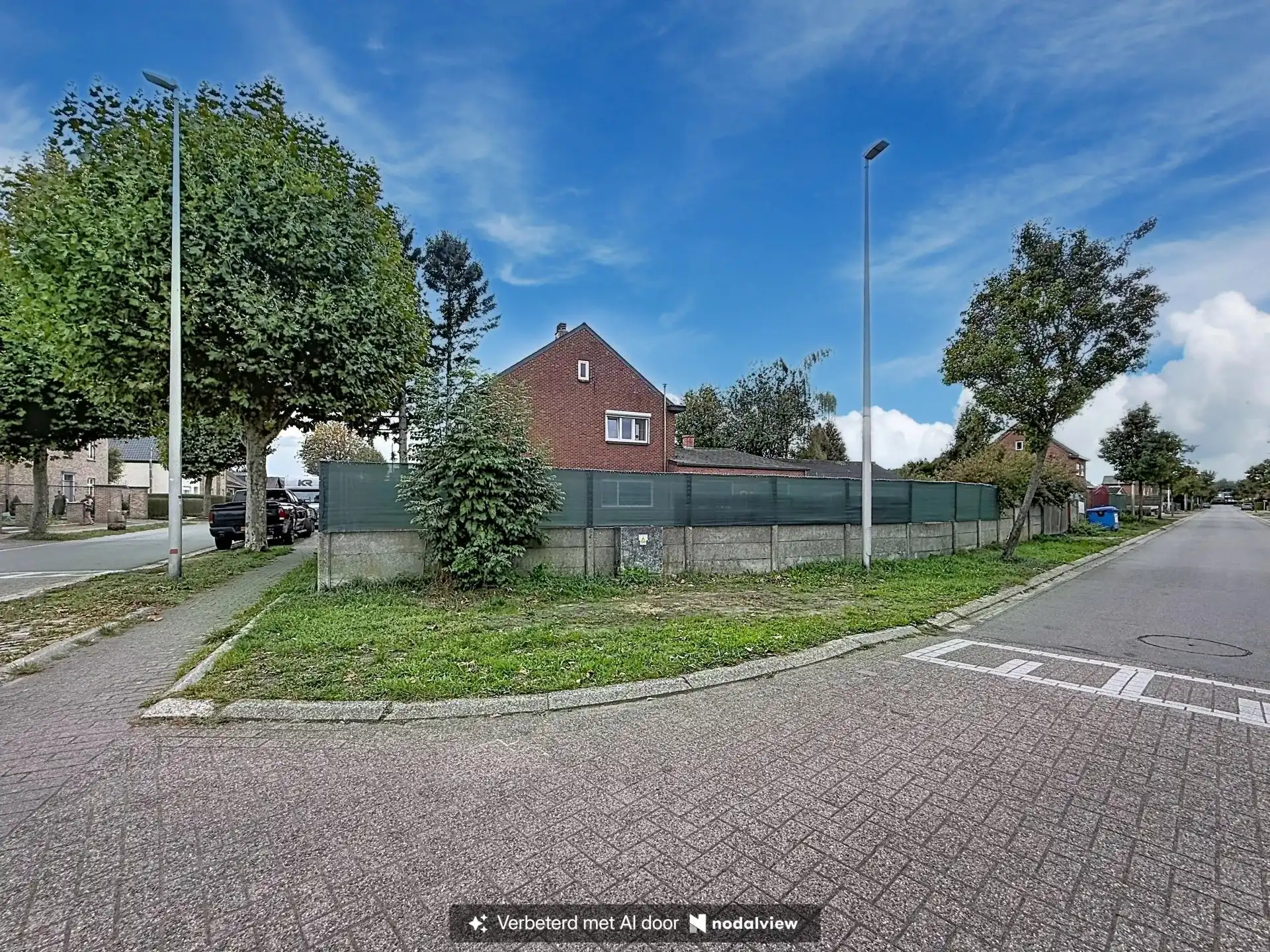 Ruime open bebouwing met 4 slaapkamers, garage en grote tuin. foto 23