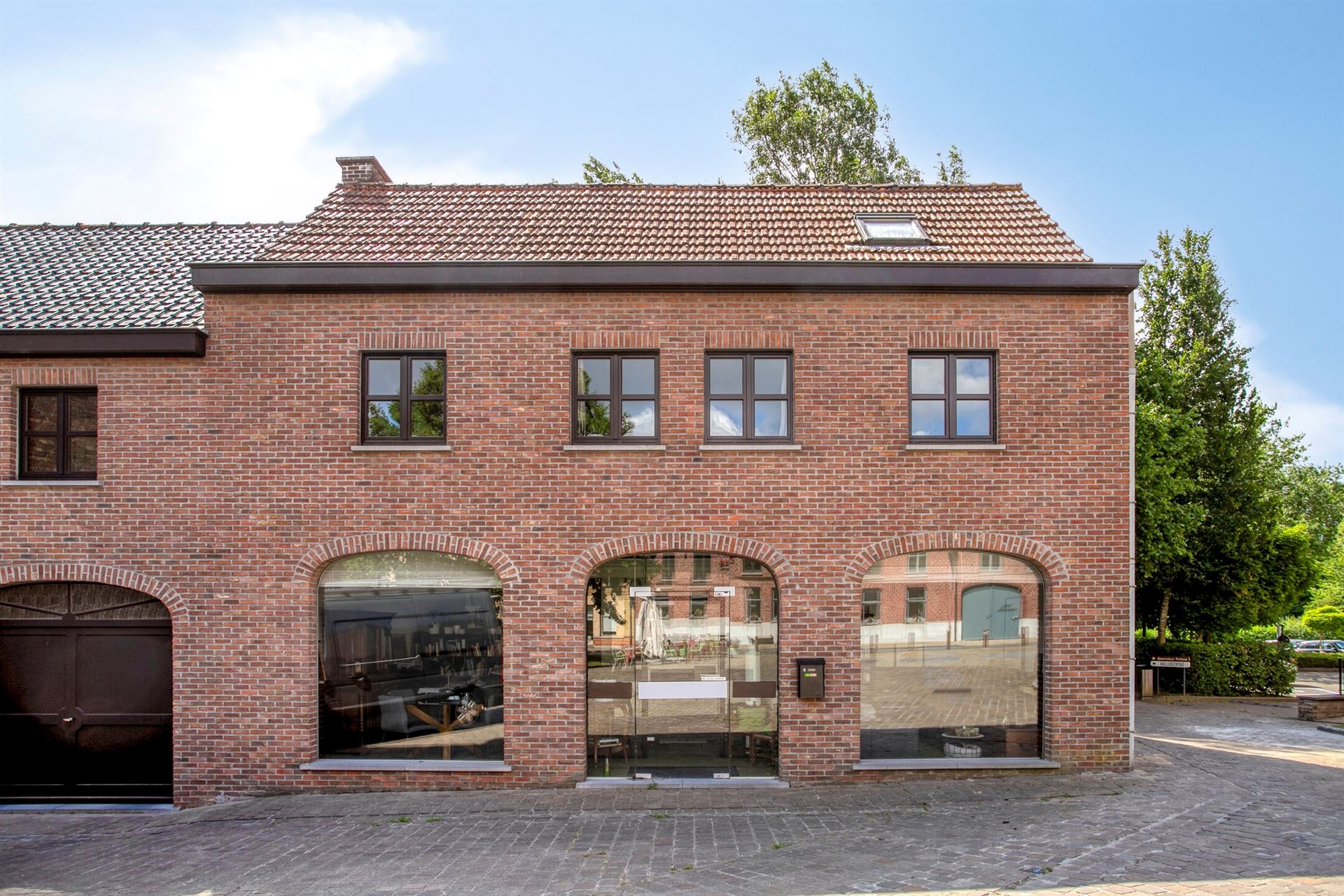 Goed gelegen woning aan het dorpsplein te huur! foto {{pictureIndex}}