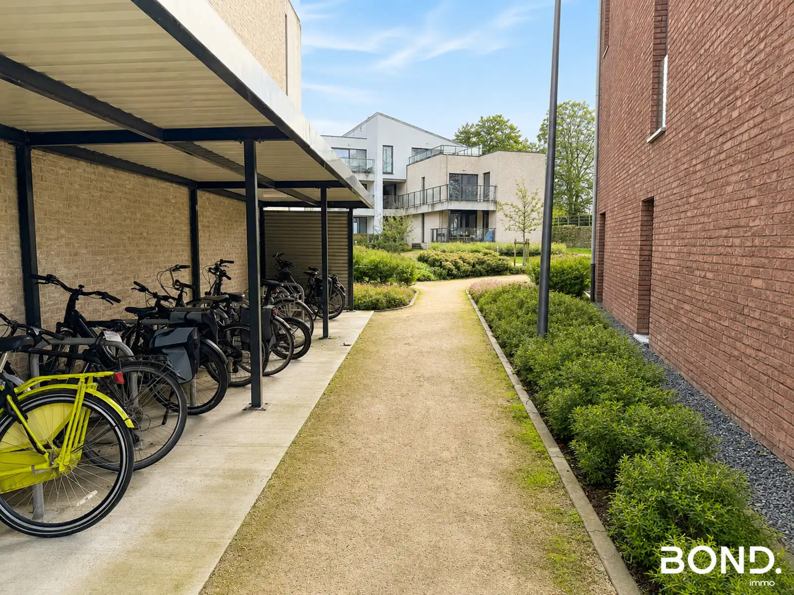 Instapklaar 2-slaapkamer appartement met terras en parking foto 27