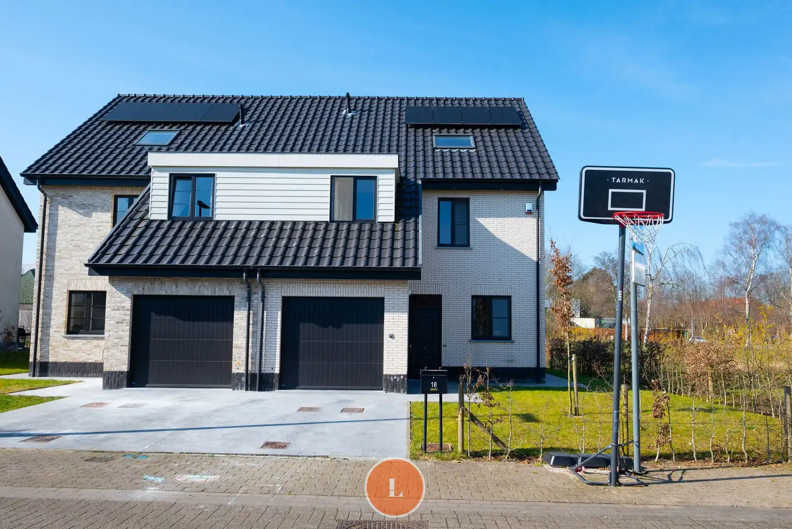 recente halfopen woning in een rustige wijk foto 2