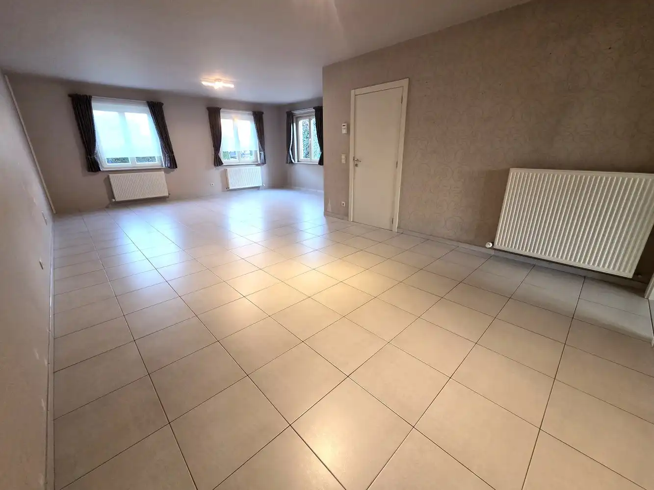 Zeer ruime gezinswoning te centrum Heist, 4 tot 5 slaapkamers met dubbele garage. foto 4