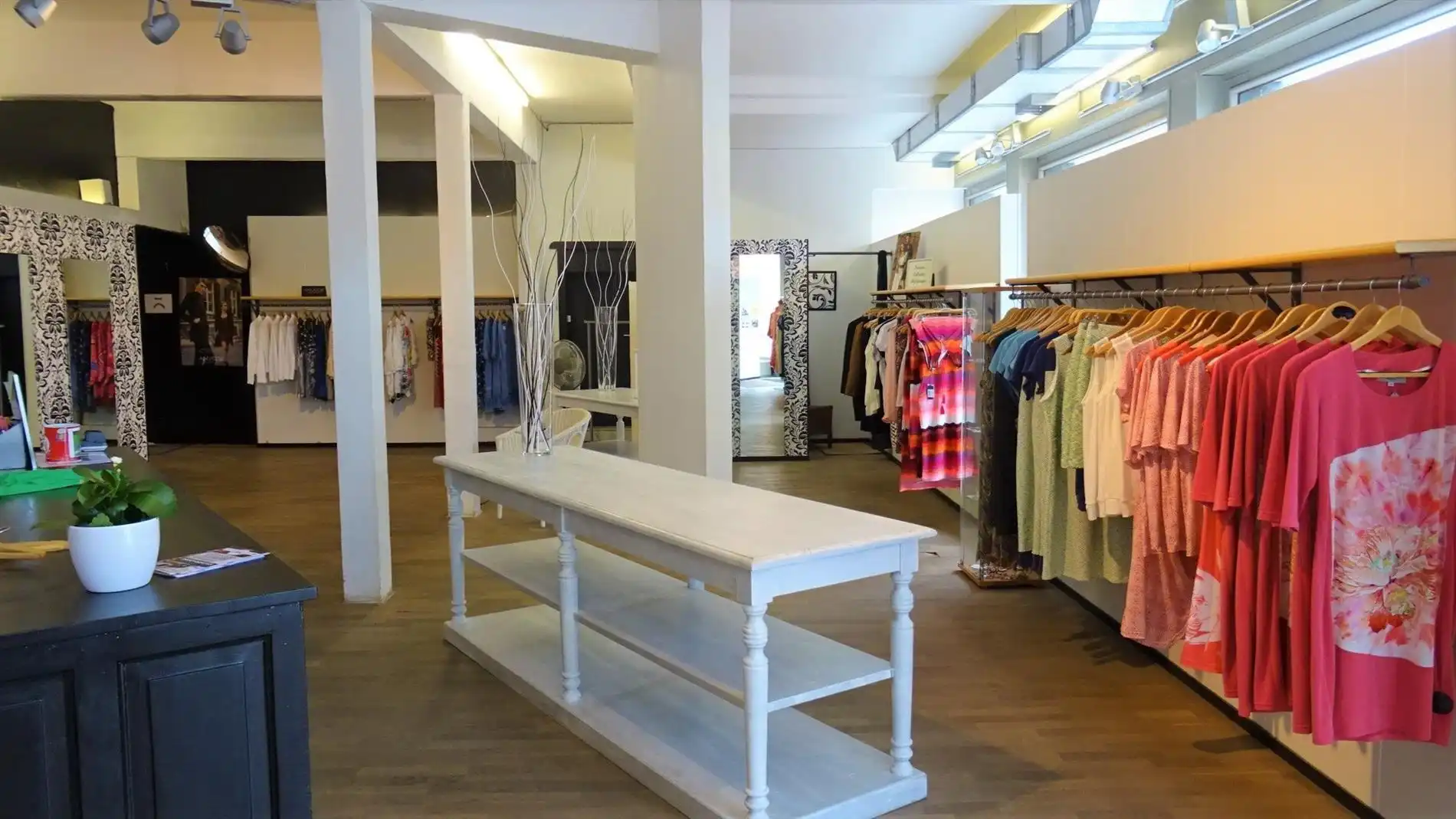 Zeer goed gelegen commerciële ruimte van ca. 129m² foto 3