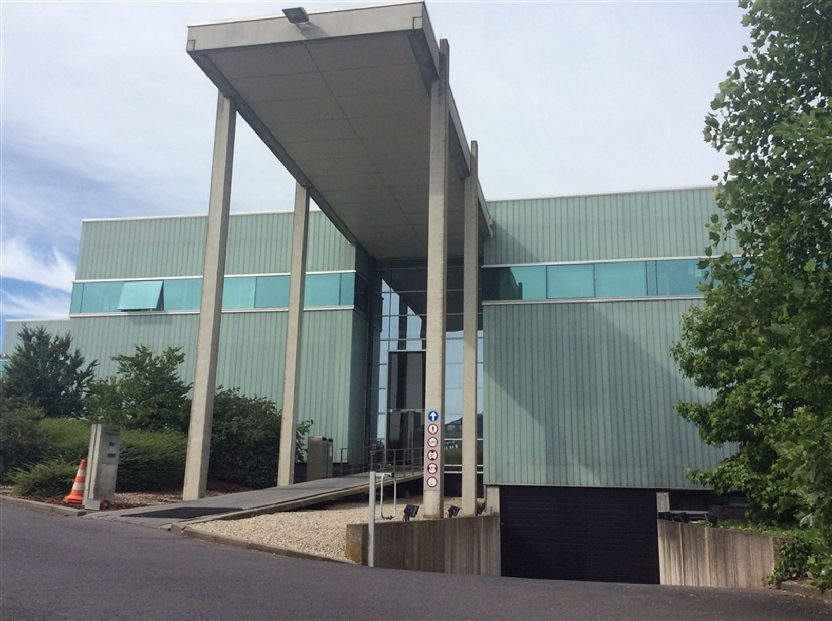 Kantoorgebouw van 160 m² tot 800 m² foto {{pictureIndex}}