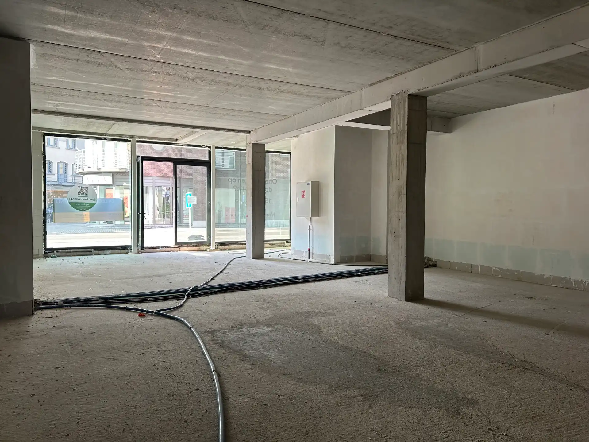 Knap casco handelspand van 184 m² in Residentie "De Voogdij" in het centrum van Mol.  foto 8