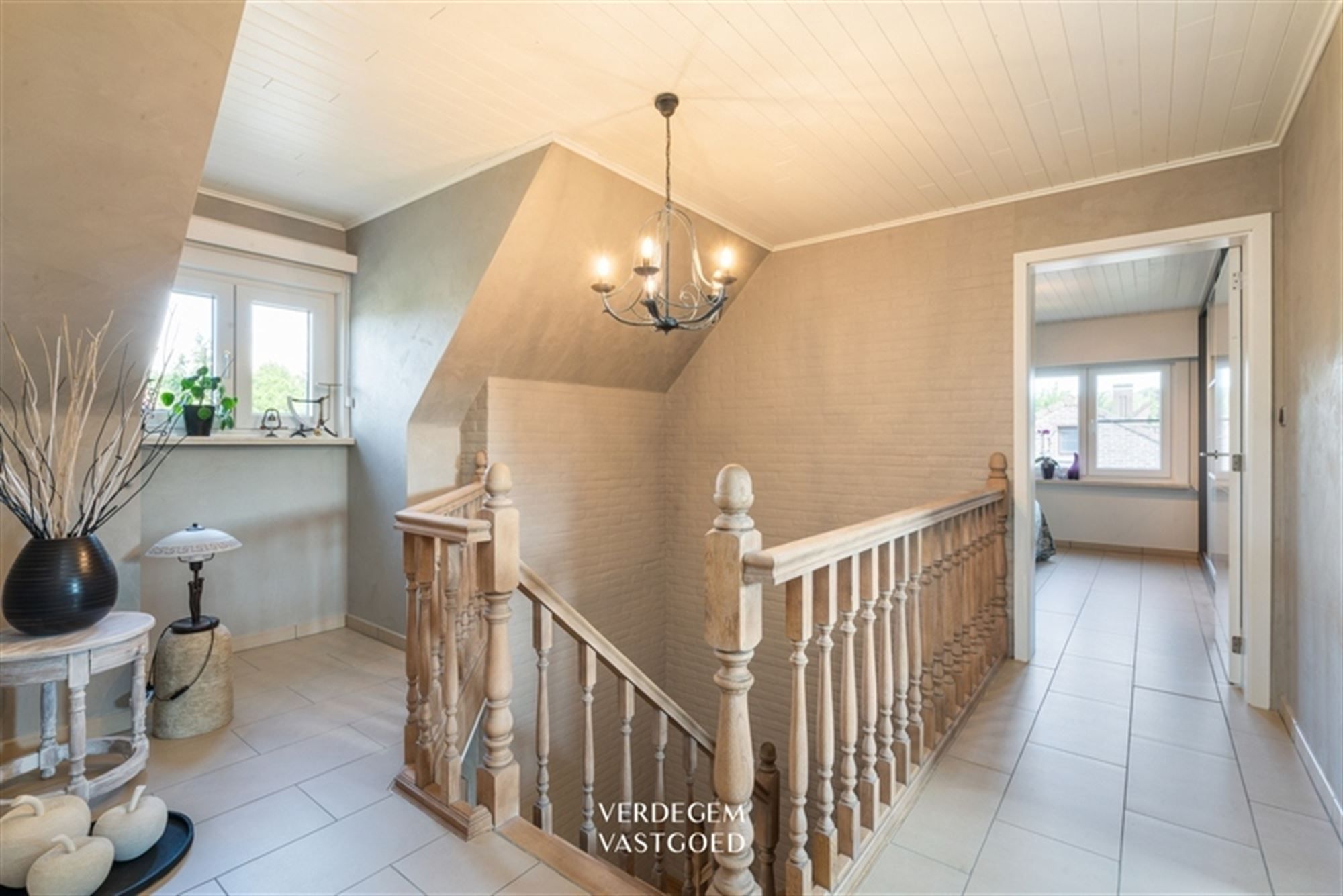 Prachtige villawoning in landelijke stijl met 3 slaapkamers, 3 garages en geniettuin foto 12