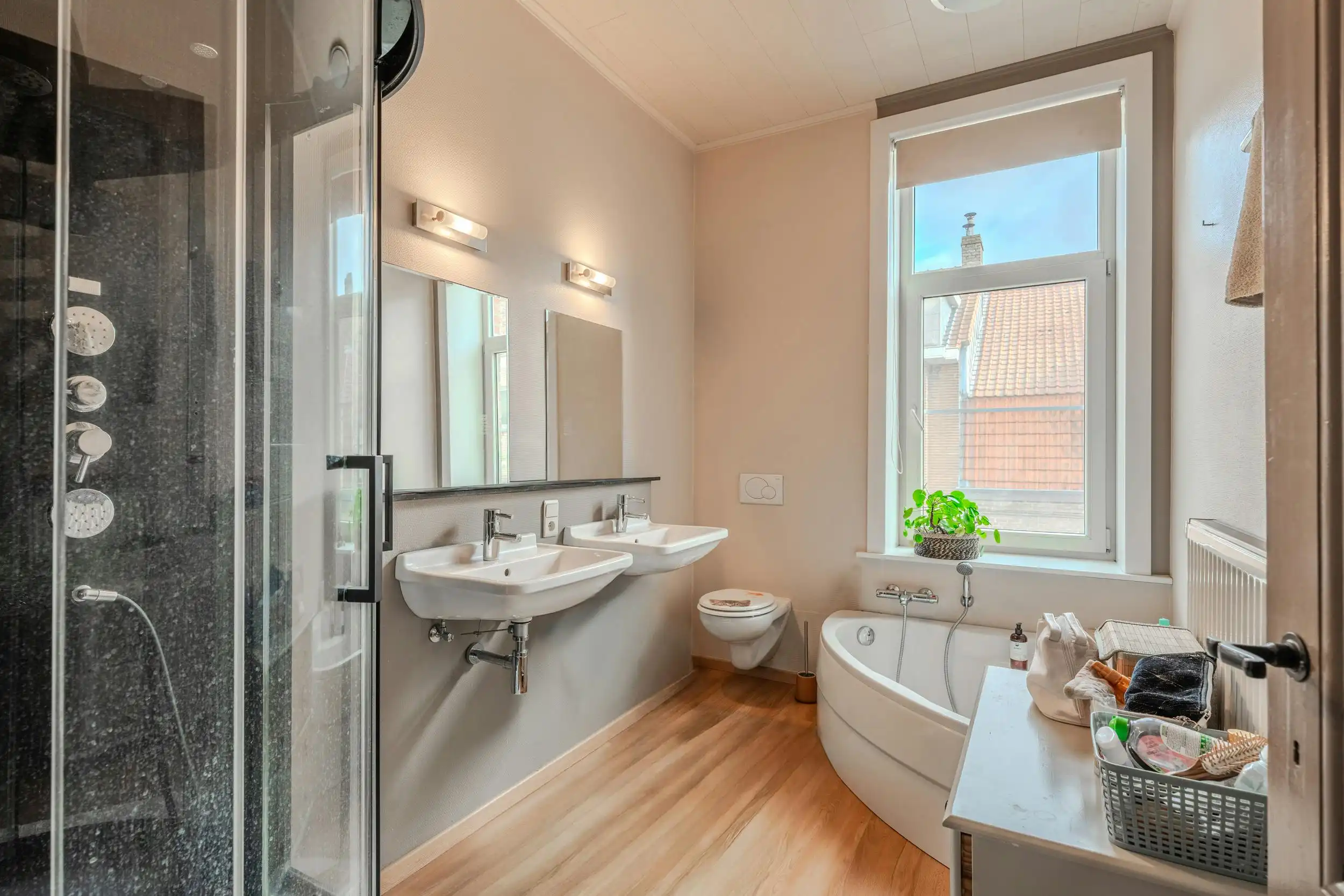 Ruime woning met vijf slaapkamers en gezellige stadskoer foto 18