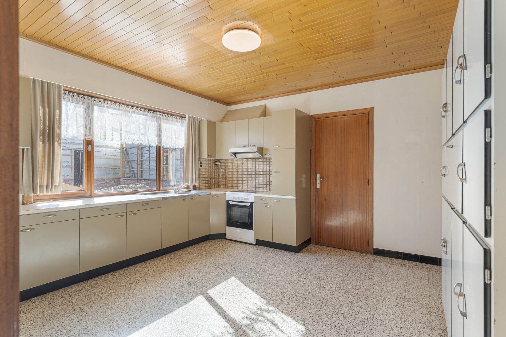 Te renoveren woning op een zuidgericht perceel van 18a 99ca op een zeer gunstige centrale ligging foto 6