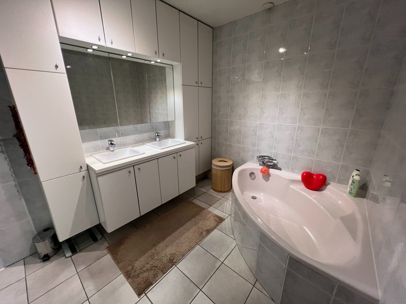 Luxueus gelijkvloers appartement met 3 slaapkamers, tuin en garage foto 11