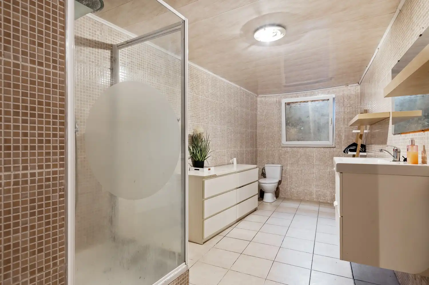 Opbrengsteigendom met een groot magazijn en 3 appartementen te koop! foto 18