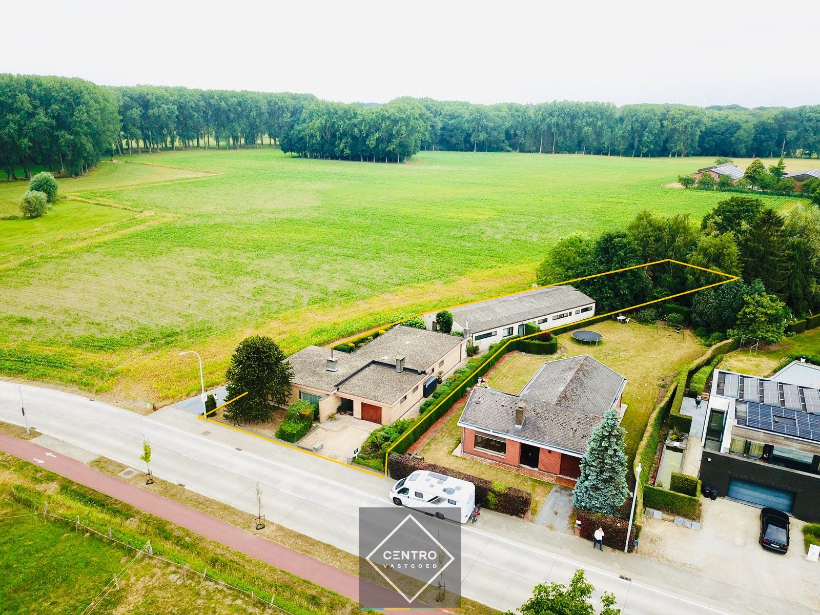 Verwarmd en geïsoleerd MAGAZIJN (250m²) met een te renoveren BUNGALOW (5 slpkms en garage) op AAA-locatie (op 1 km van afrit E40)! foto {{pictureIndex}}